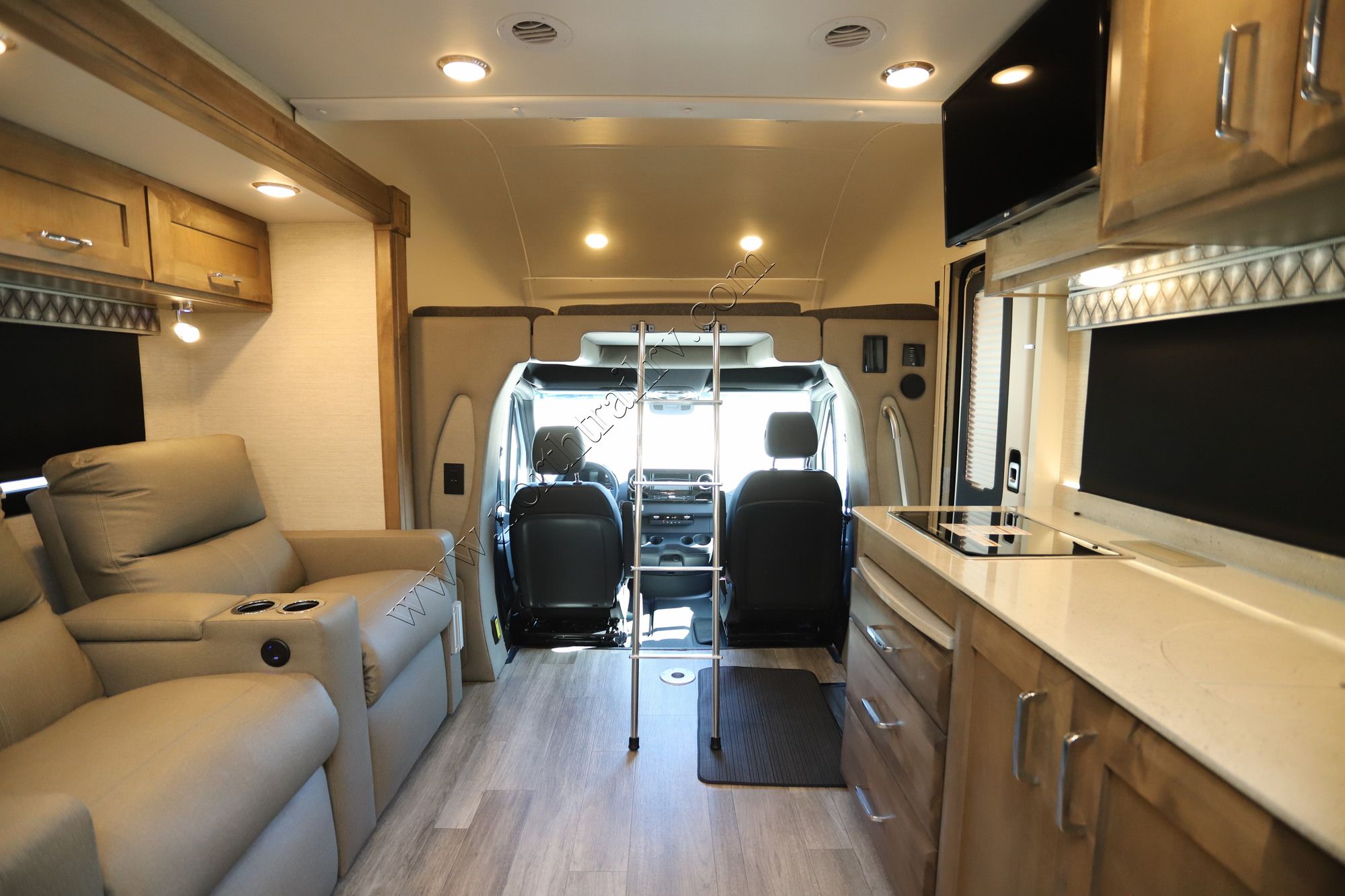 New 2022 Tiffin Motor Homes Wayfarer 25RW Class C  For Sale