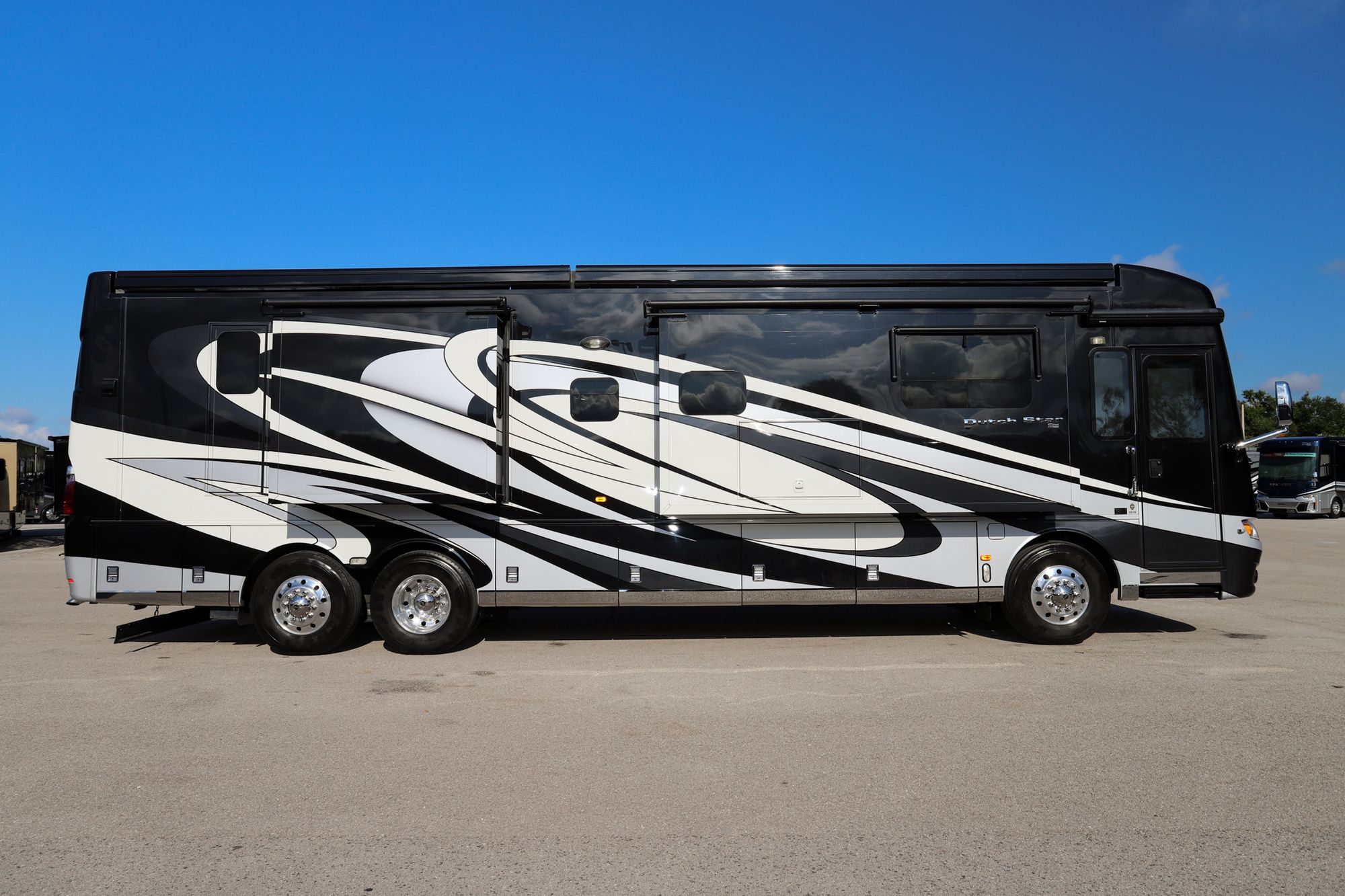 Used 2017 Newmar Dutch Star 4018 Class A  For Sale