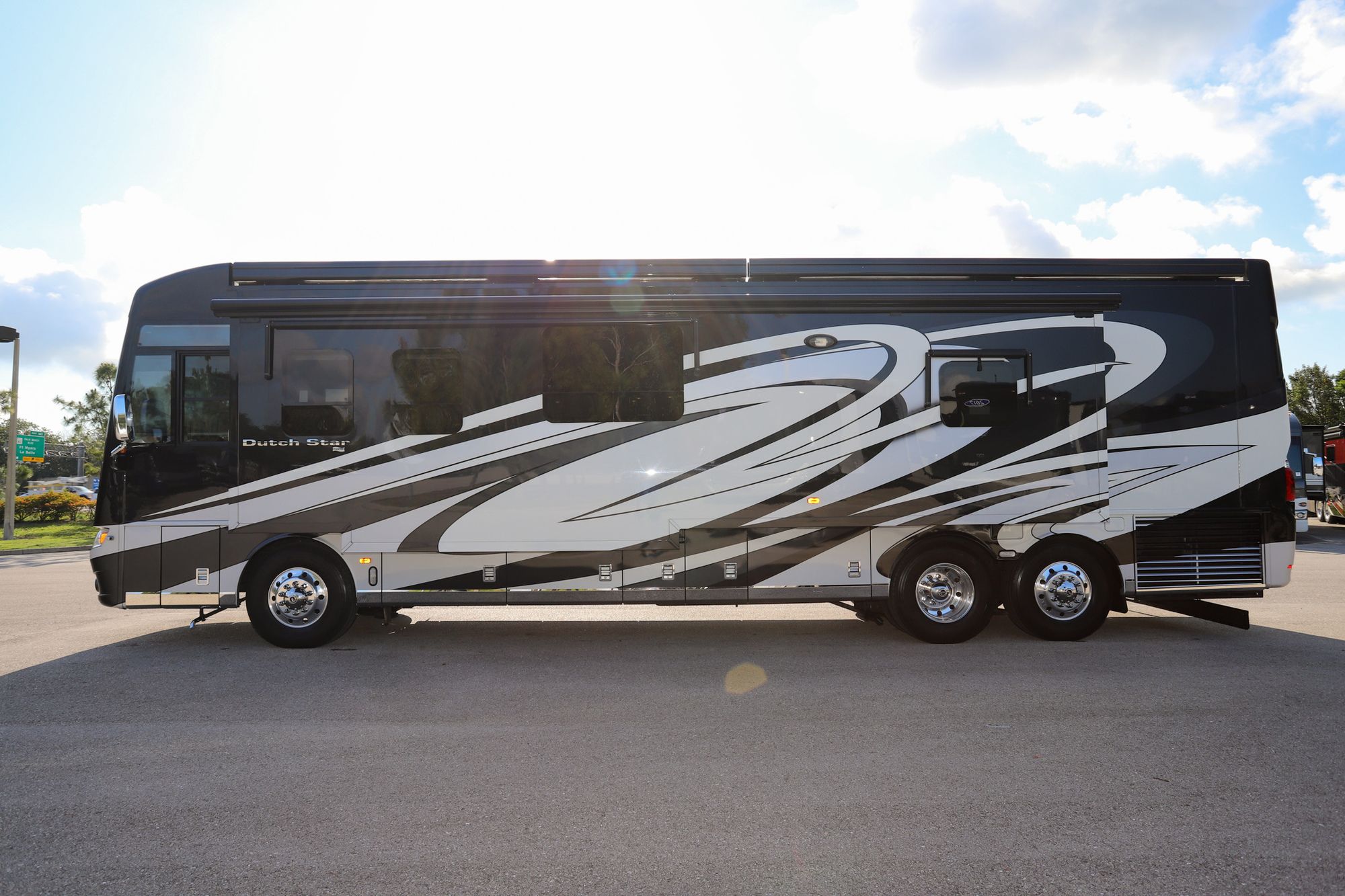 Used 2017 Newmar Dutch Star 4018 Class A  For Sale