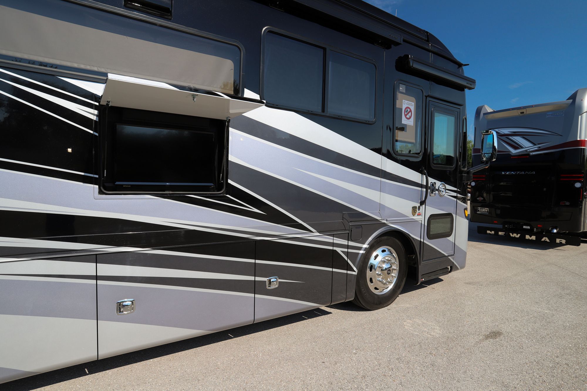 New 2022 Tiffin Motor Homes Allegro Red 37BA Class A  For Sale