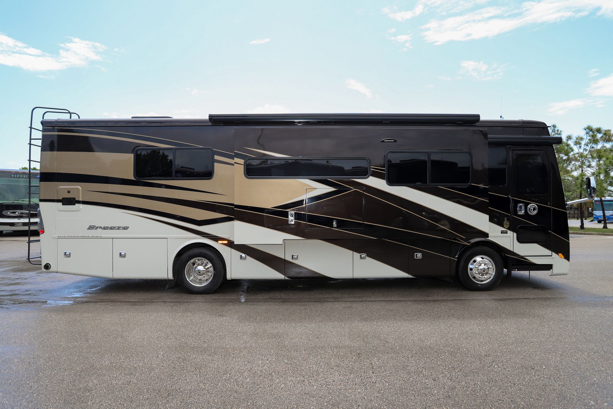 New 2022 Tiffin Motor Homes Breeze 33BR Class A  For Sale