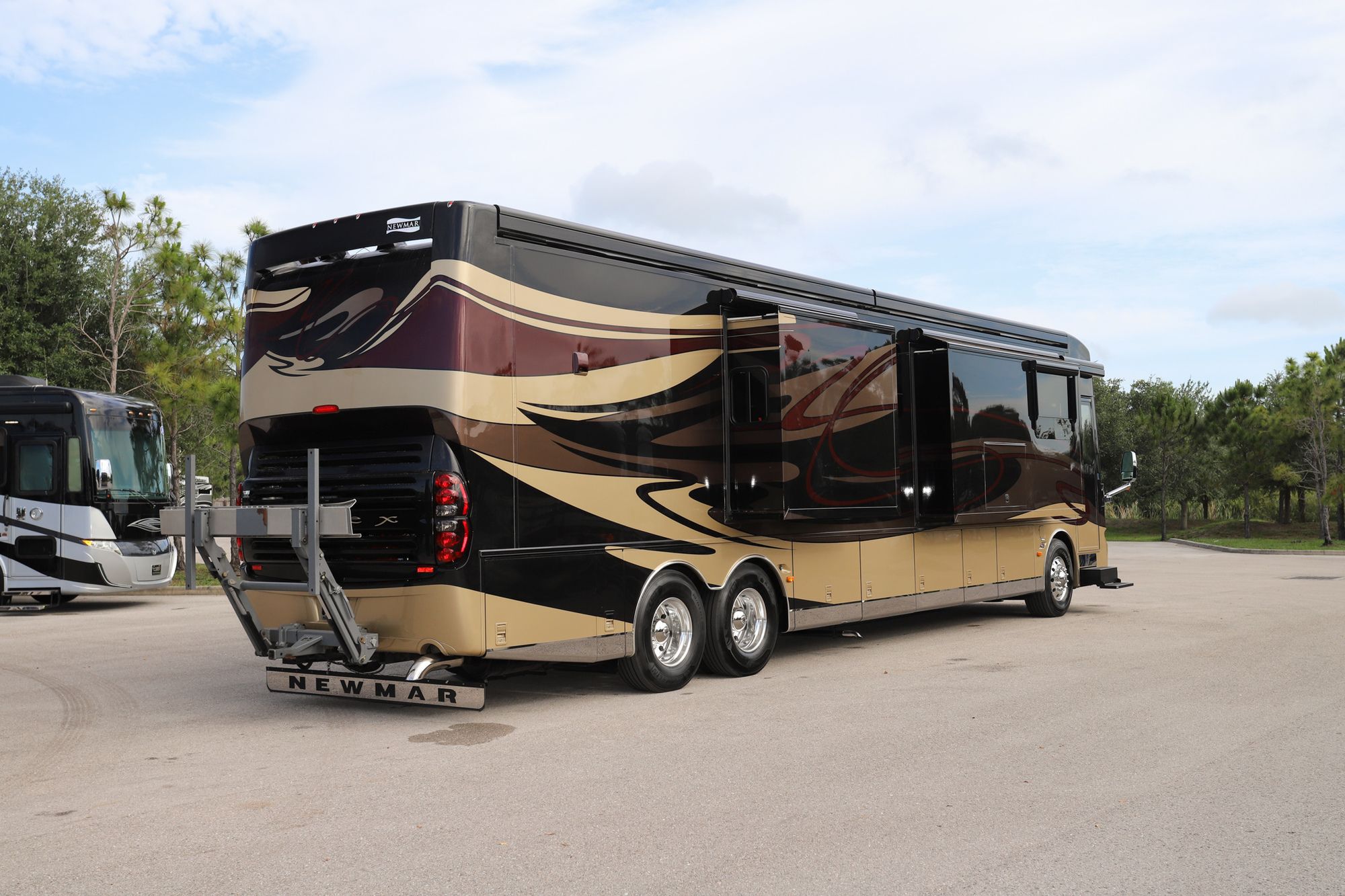 Used 2014 Newmar Essex 4553 Class A  For Sale