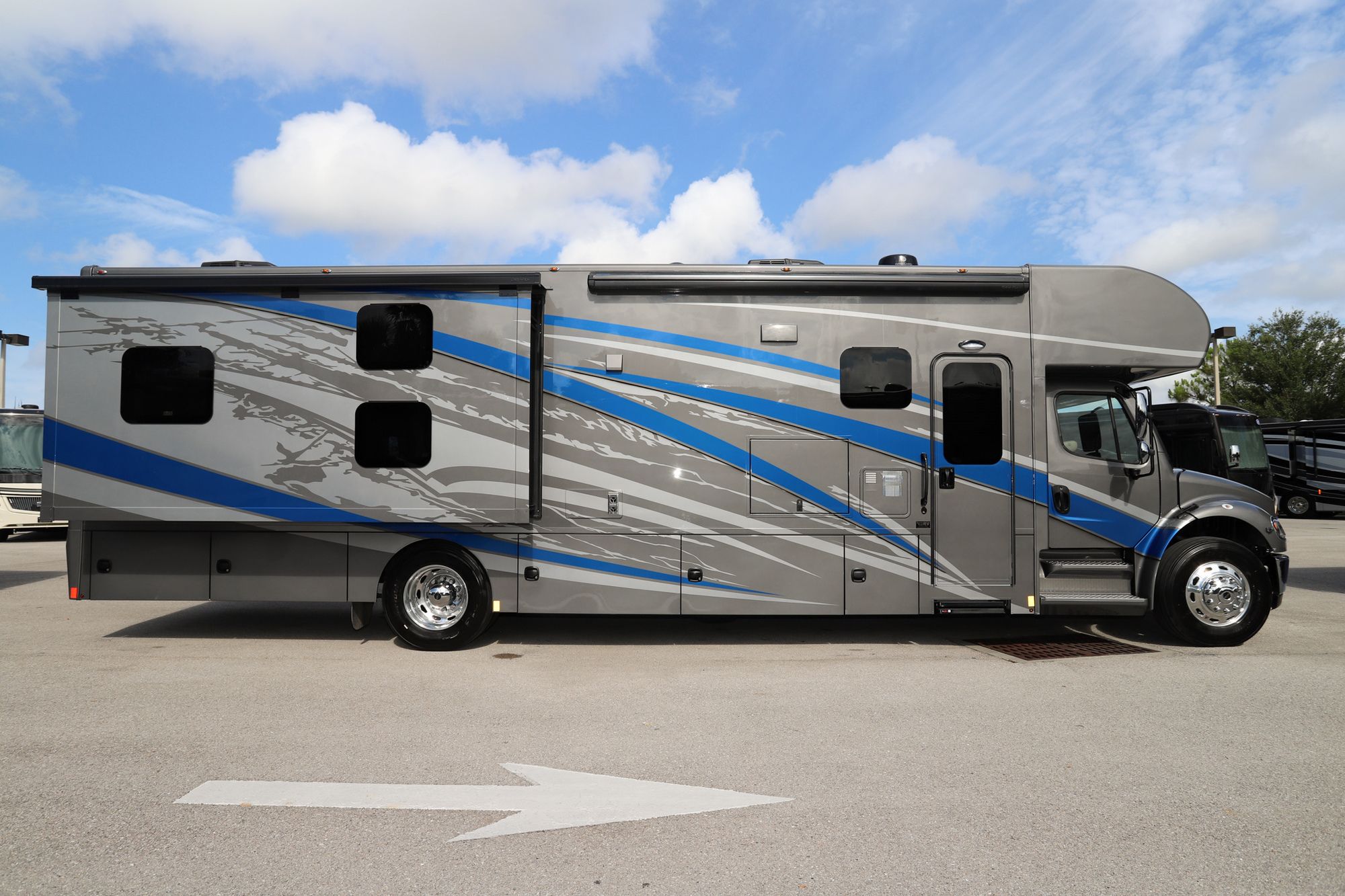 New 2022 Renegade Rv Valencia 38BB Super C  For Sale