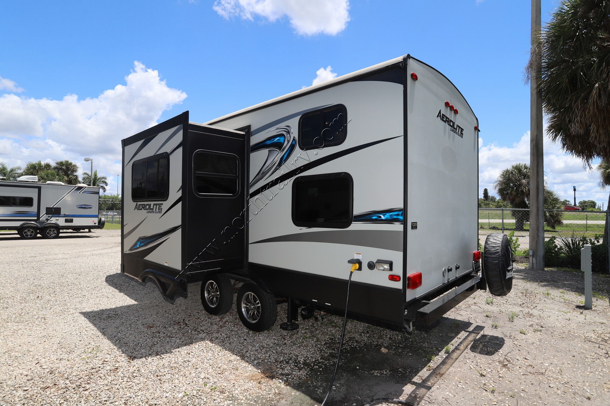 Used 2017 Dutchmen Aerolite 221BHSL Travel Trailer  For Sale