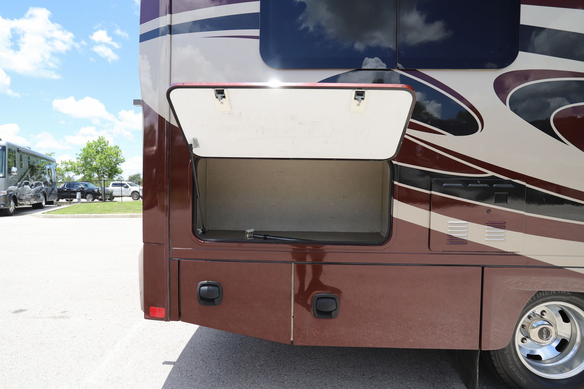 Used 2017 Renegade Rv Vienna 25VUBC Class C  For Sale