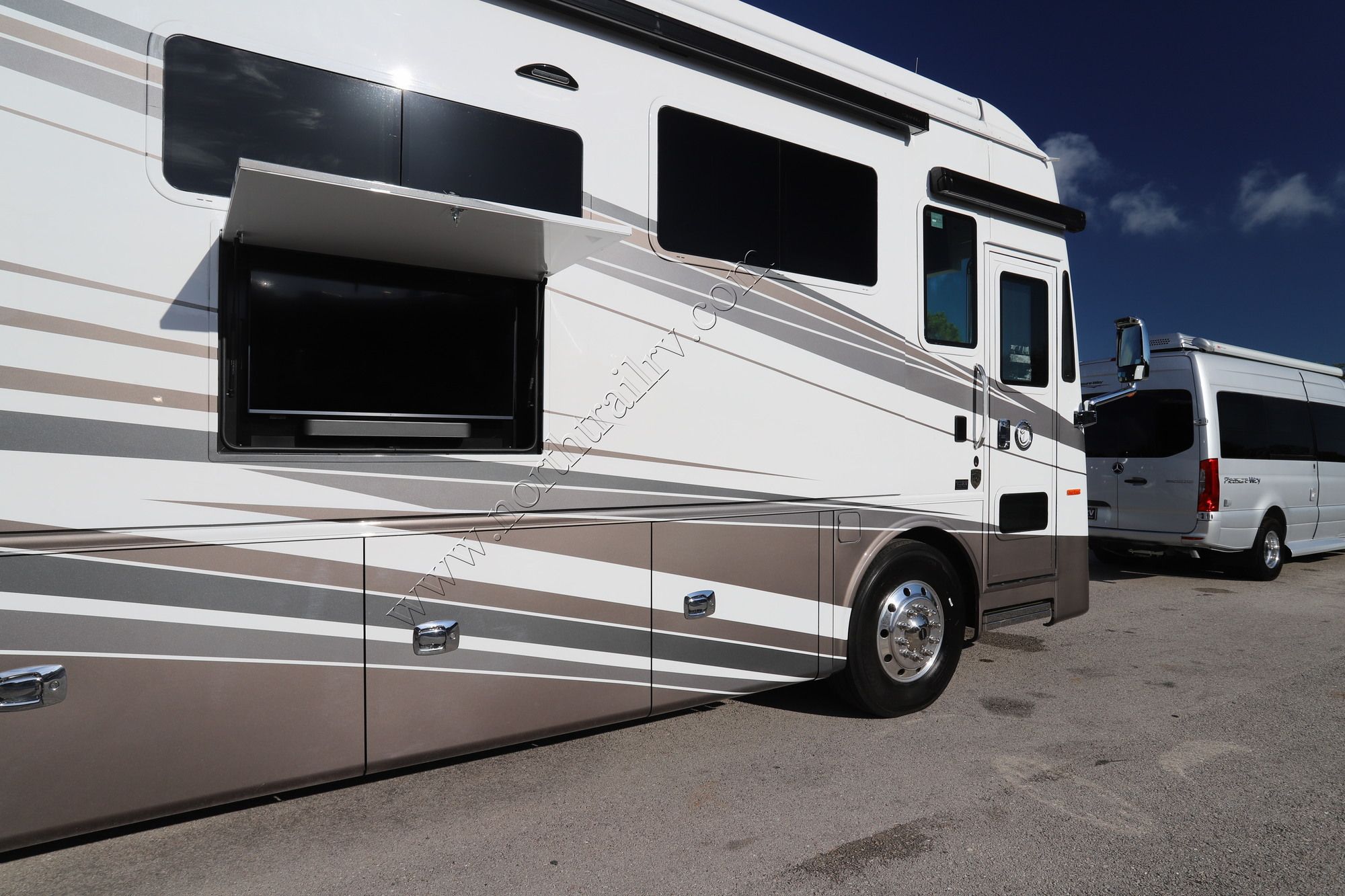 New 2022 Tiffin Motor Homes Phaeton 40IH Class A  For Sale