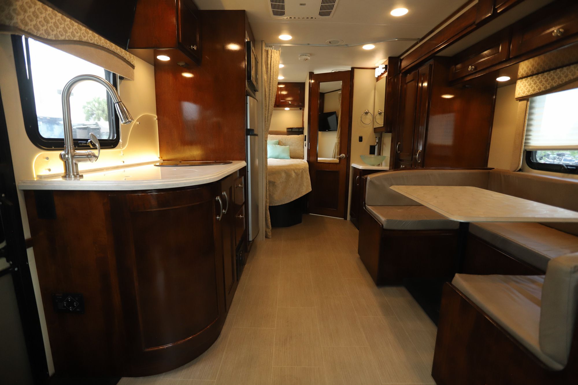 Used 2017 Renegade Rv Vienna 25VUCB Class C  For Sale