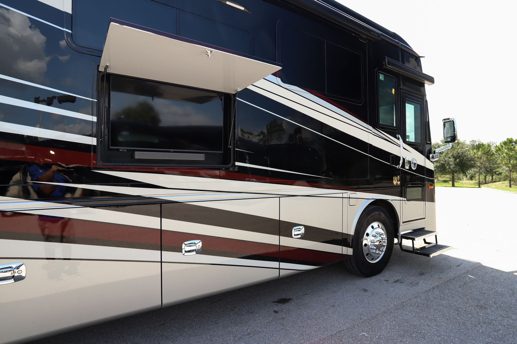 New 2022 Tiffin Motor Homes Phaeton 40IH Class A  For Sale