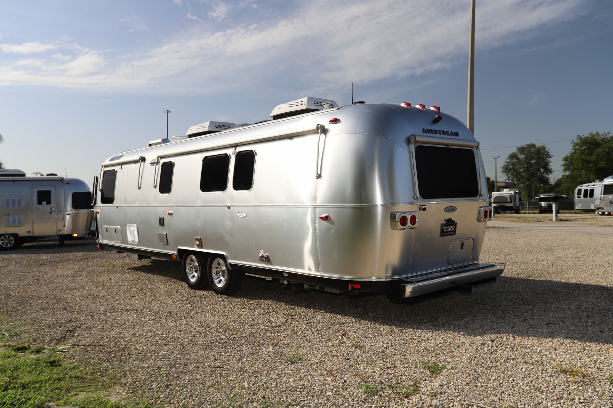 Used 2018 Airstream Classic 33FB Travel Trailer  For Sale