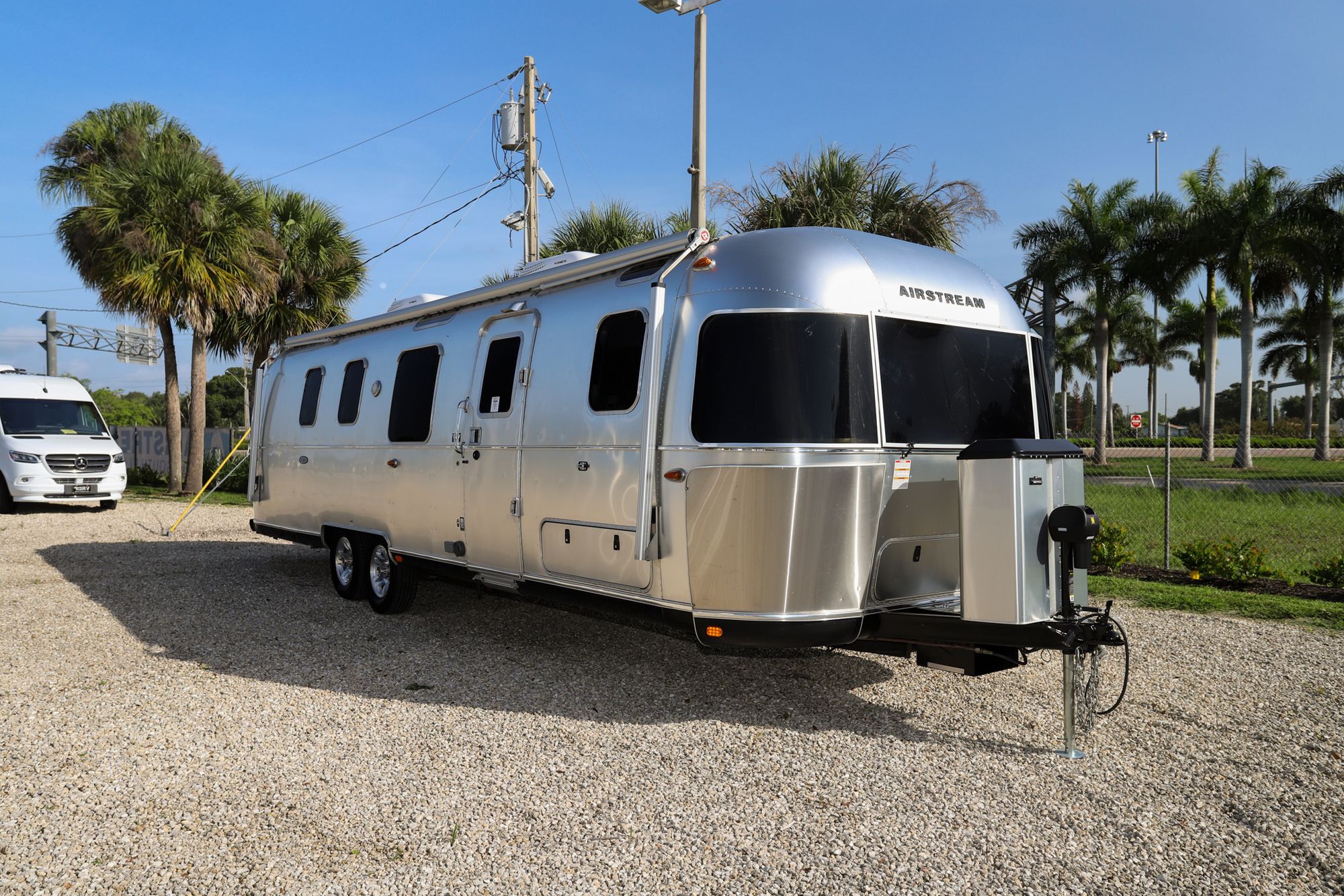 Used 2018 Airstream Classic 33FB Travel Trailer  For Sale