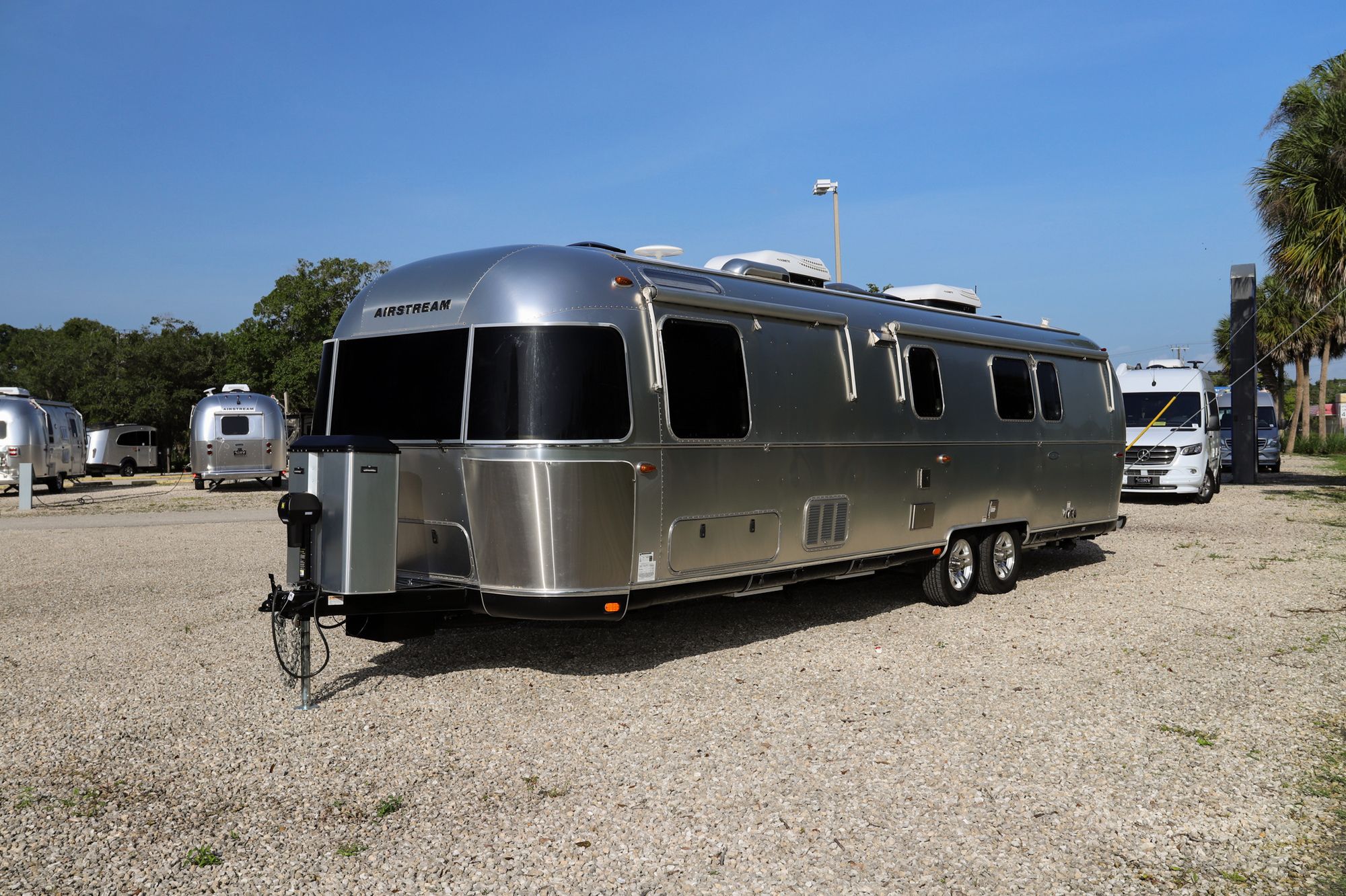 Used 2018 Airstream Classic 33FB Travel Trailer  For Sale