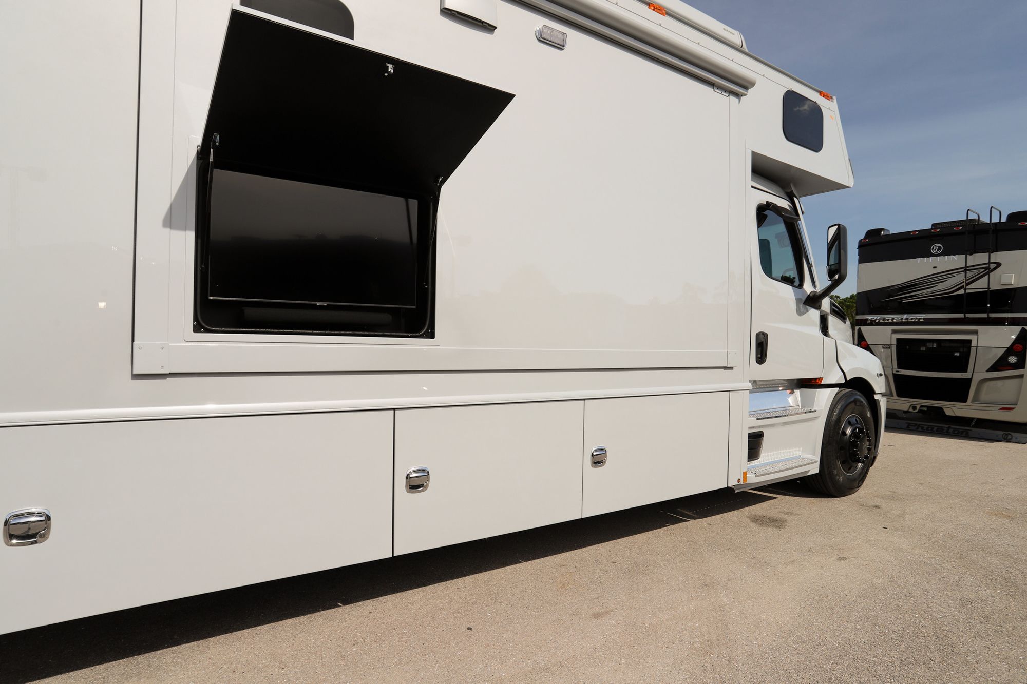 New 2022 Renegade Rv Classic 45CMR Super C  For Sale