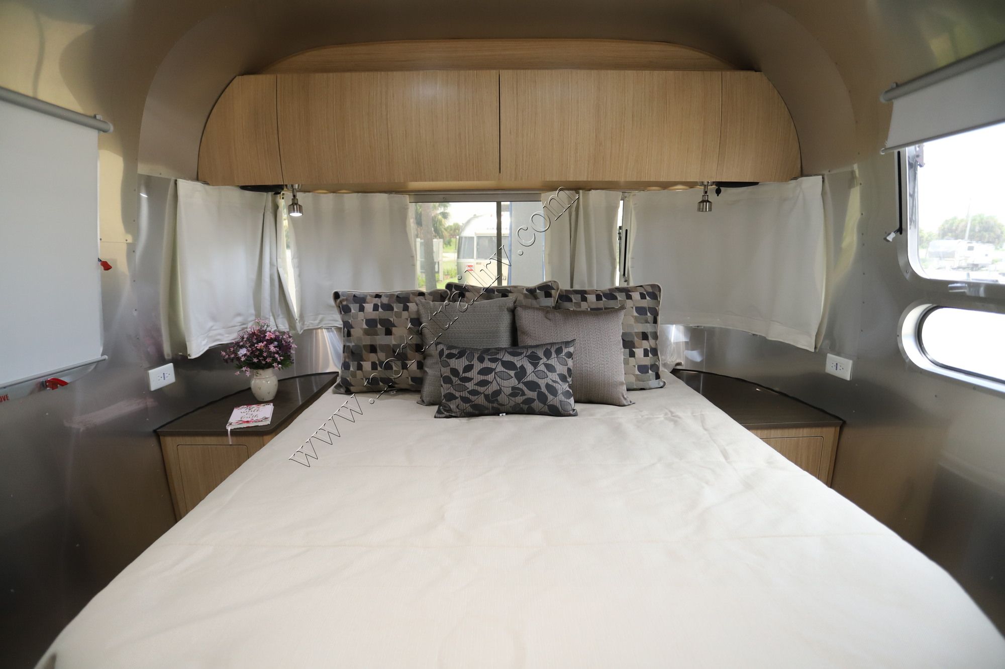 Used 2020 Airstream Flying Cloud 27FB Travel Trailer  For Sale