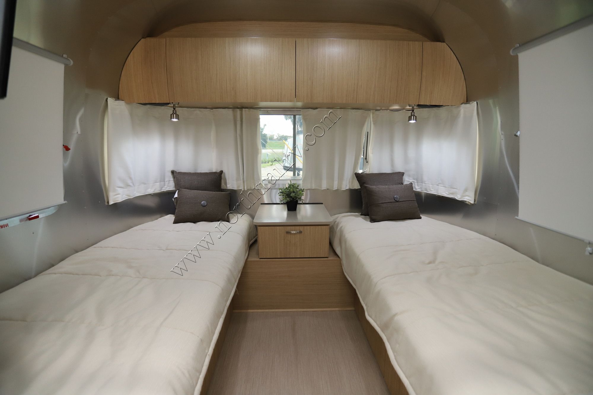 Used 2018 Airstream Flying Cloud 27FB Travel Trailer  For Sale