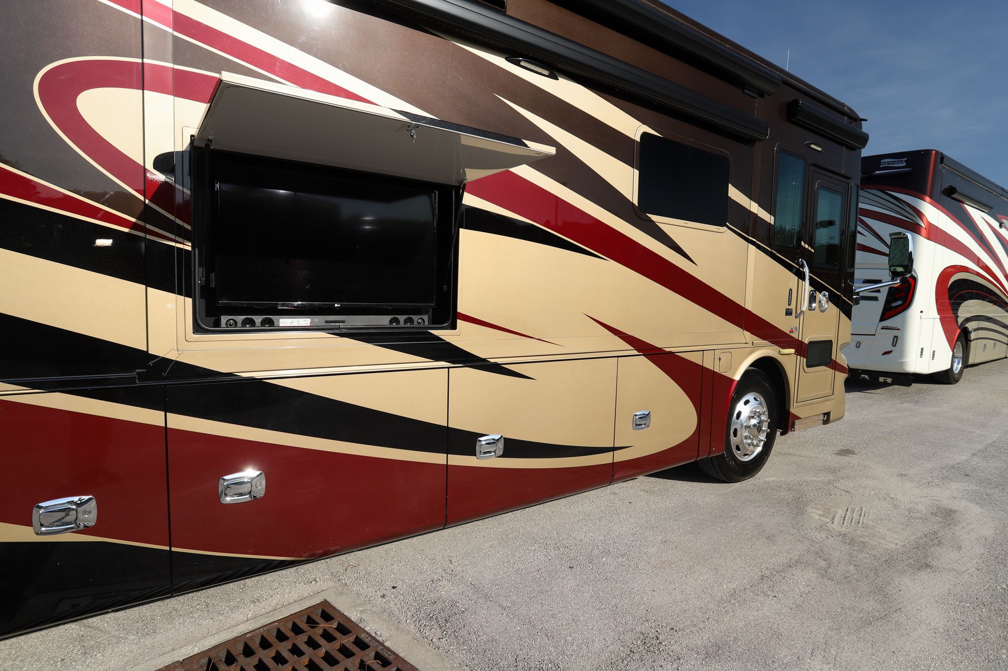 Used 2017 Tiffin Motor Homes Phaeton 40QBH Class A  For Sale