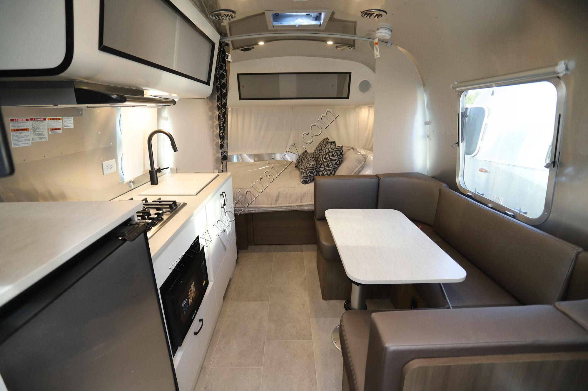 New 2022 Airstream Caravel 22FB Travel Trailer  For Sale