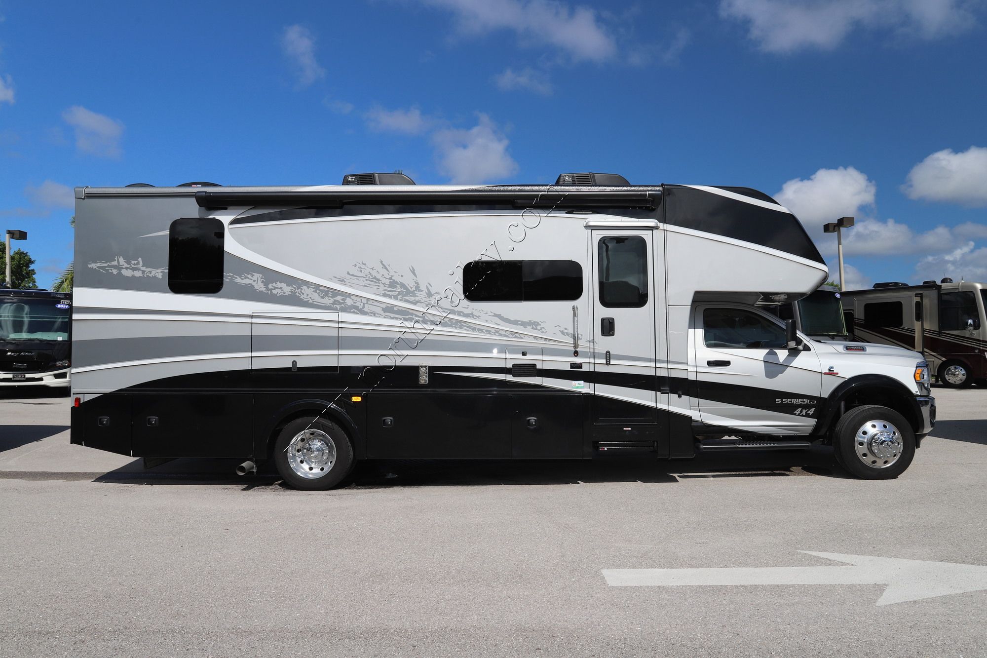 Used 2021 Dynamax Isata 5 30FWD Super C  For Sale