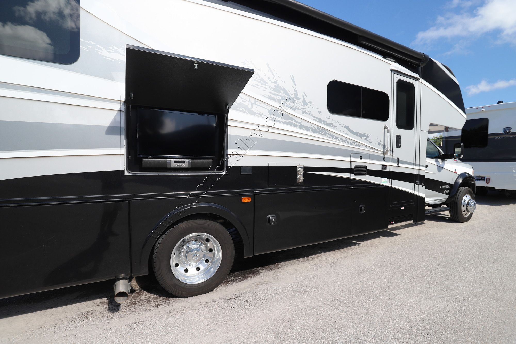 Used 2021 Dynamax Isata 5 30FWD Super C  For Sale