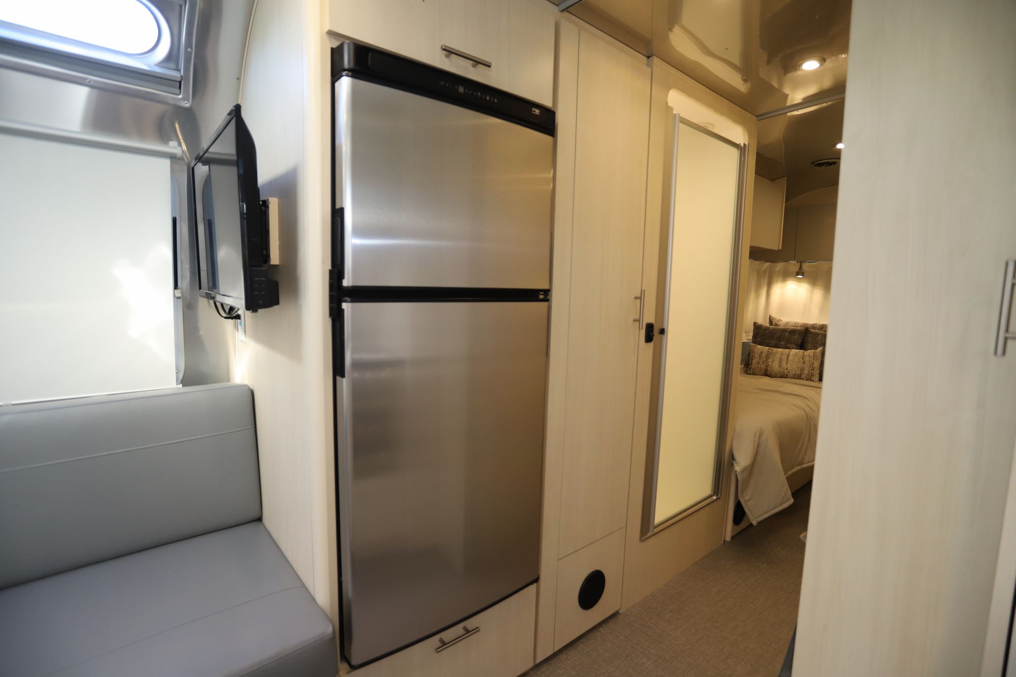 New 2022 Airstream Flying Cloud 25FB Travel Trailer  For Sale