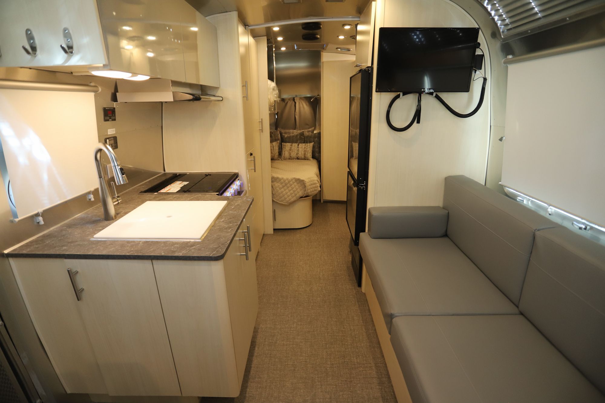 New 2022 Airstream Flying Cloud 23CBB Travel Trailer  For Sale
