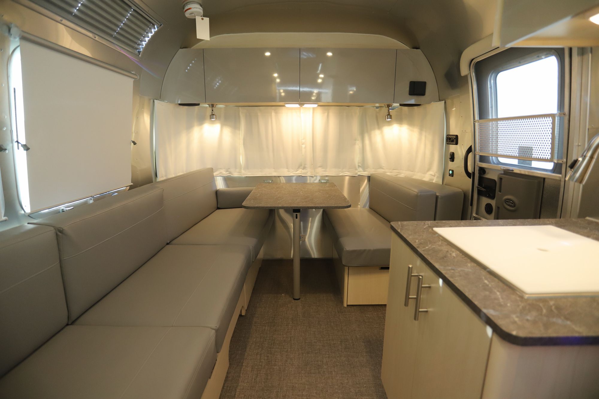 New 2022 Airstream Flying Cloud 23CBB Travel Trailer  For Sale