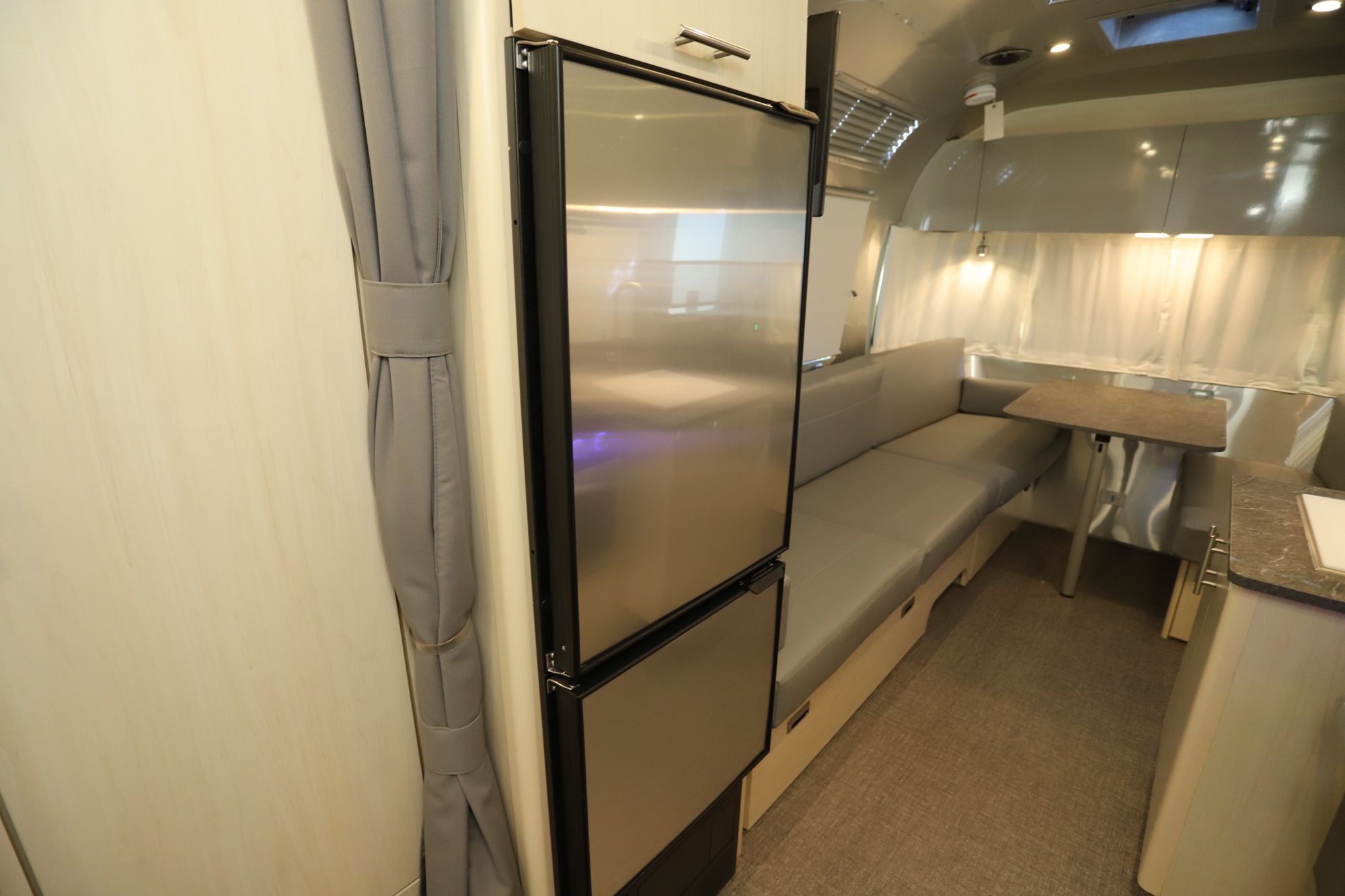 New 2022 Airstream Flying Cloud 23CBB Travel Trailer  For Sale