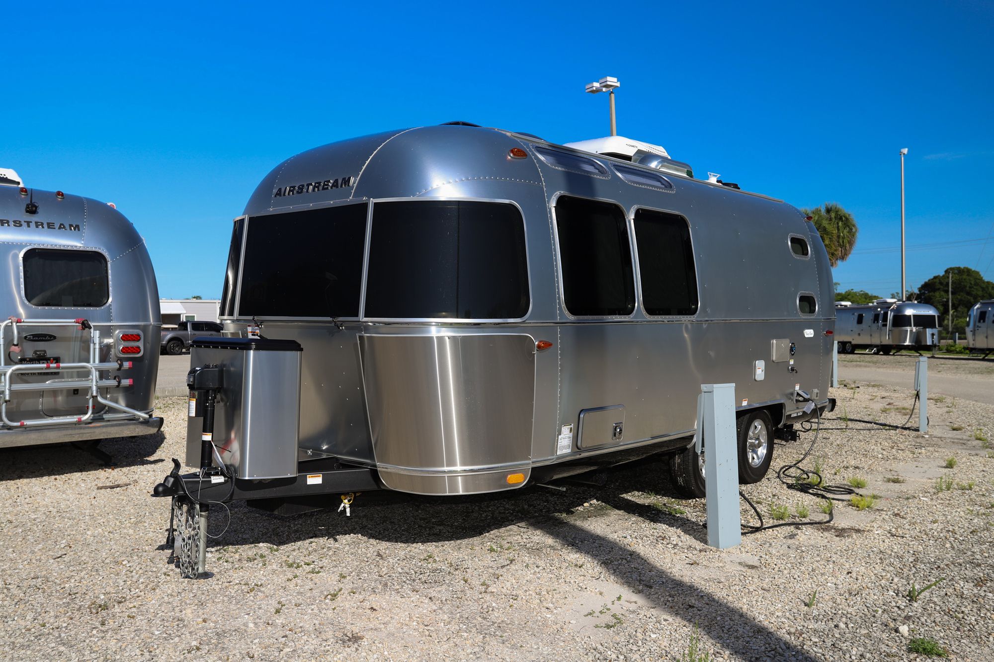 New 2022 Airstream Flying Cloud 23CBB Travel Trailer  For Sale