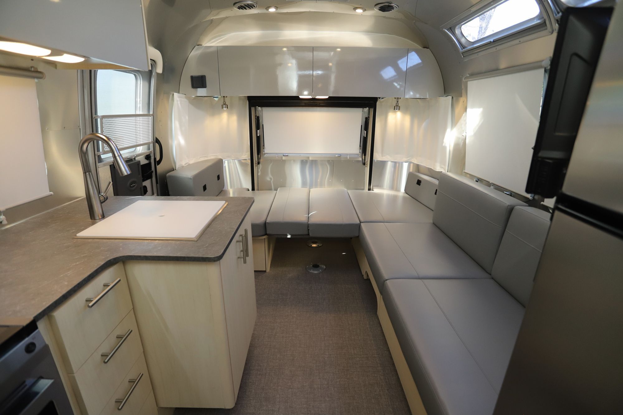 New 2022 Airstream Flying Cloud 25FB Travel Trailer  For Sale