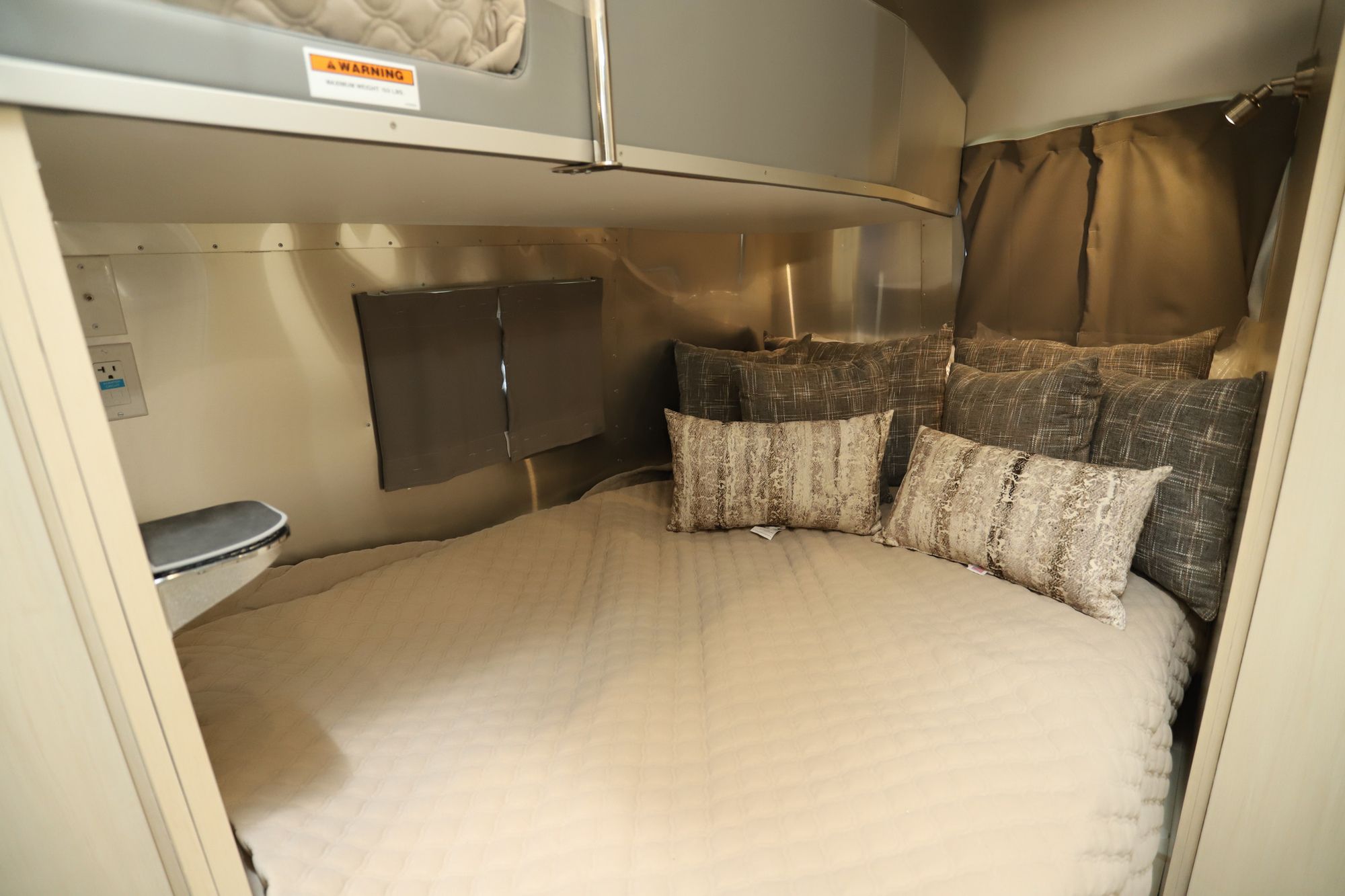 New 2022 Airstream Flying Cloud 23CBB Travel Trailer  For Sale