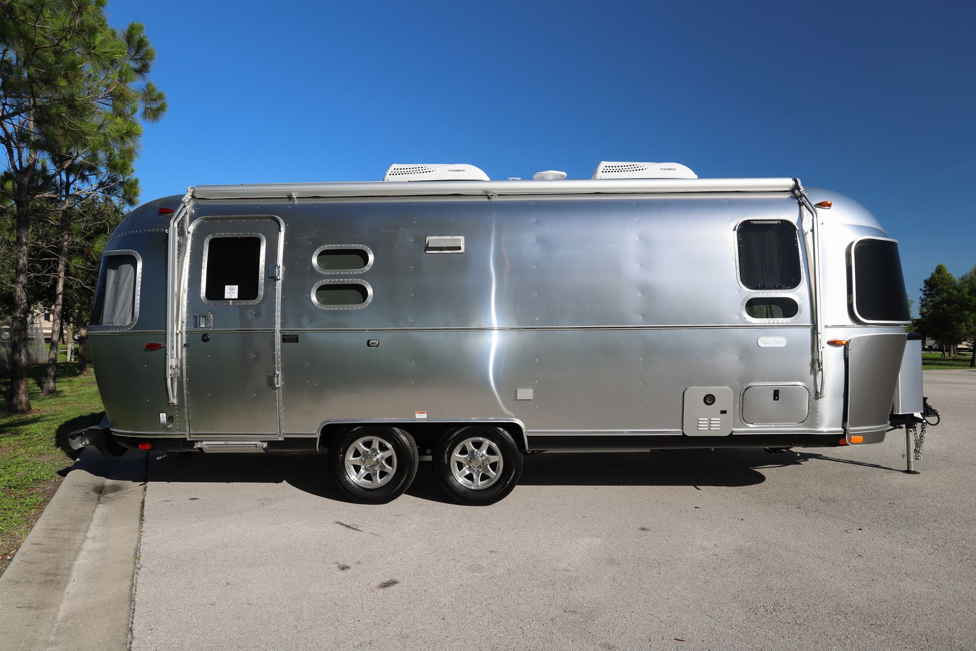 New 2022 Airstream Flying Cloud 25FB Travel Trailer  For Sale