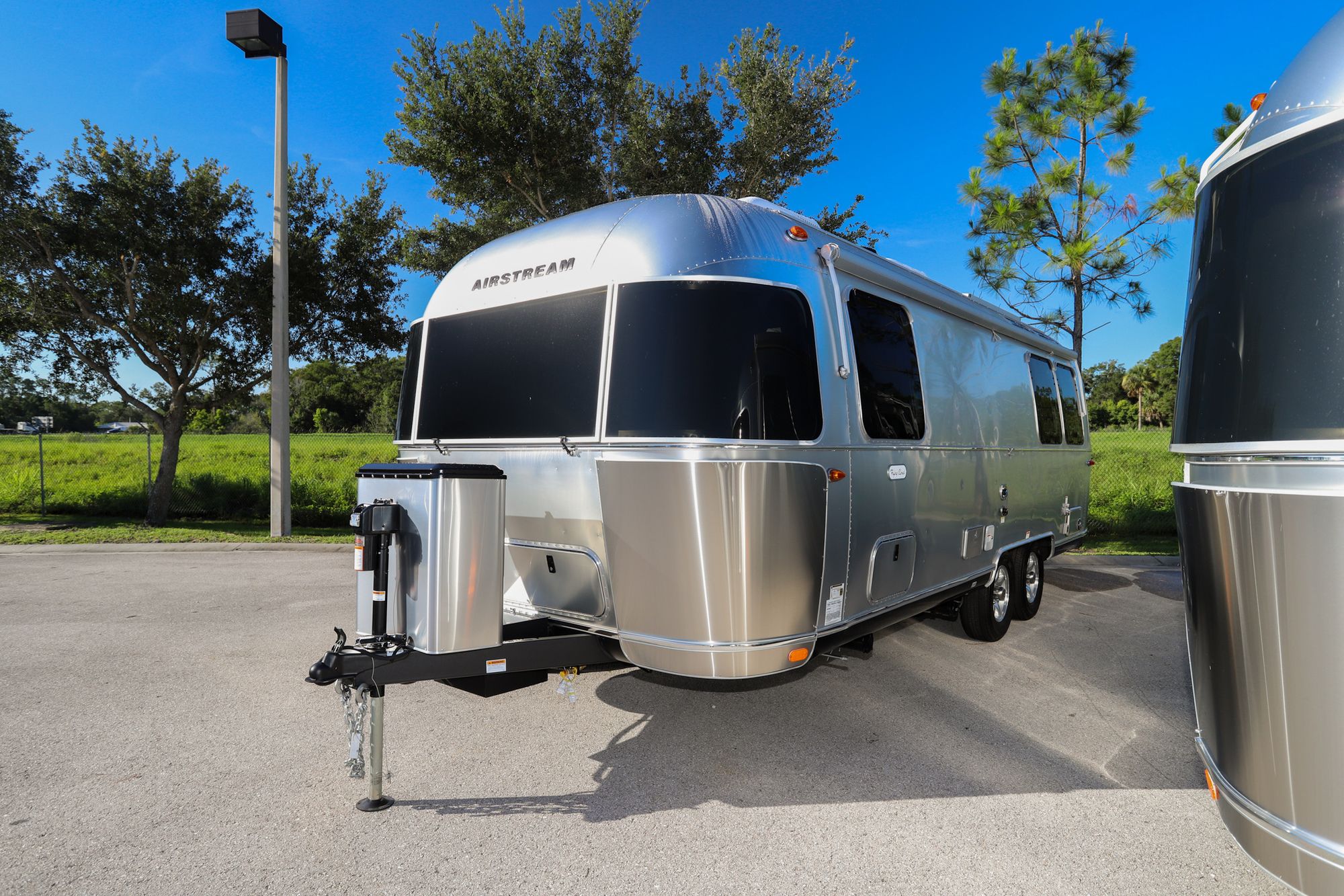 New 2022 Airstream Flying Cloud 25FB Travel Trailer  For Sale