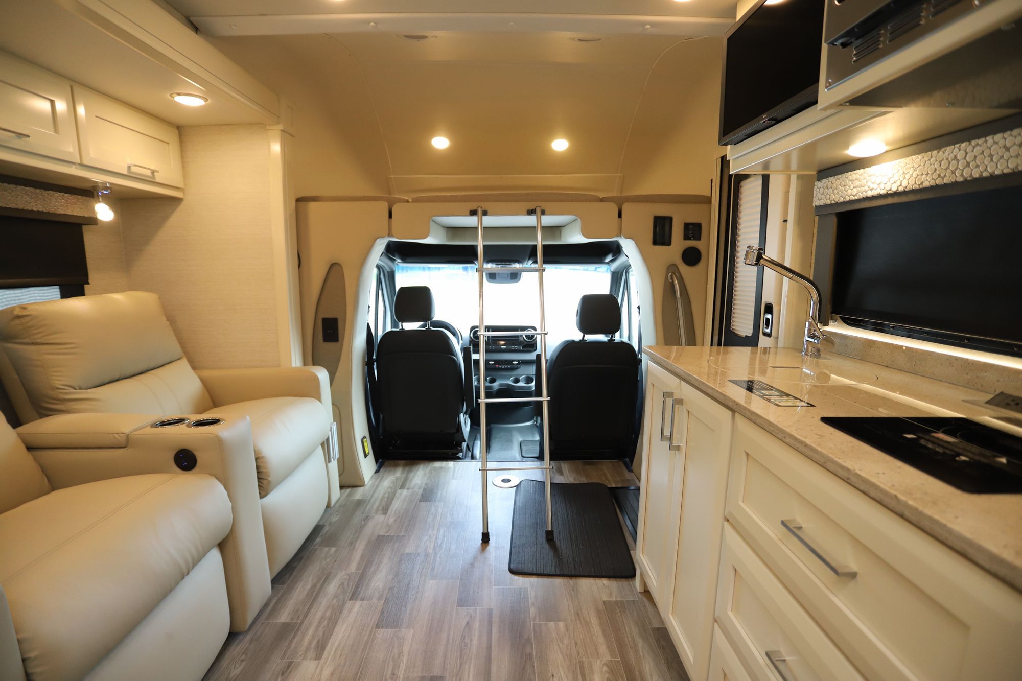 New 2023 Tiffin Motor Homes Wayfarer 25RW Class C  For Sale