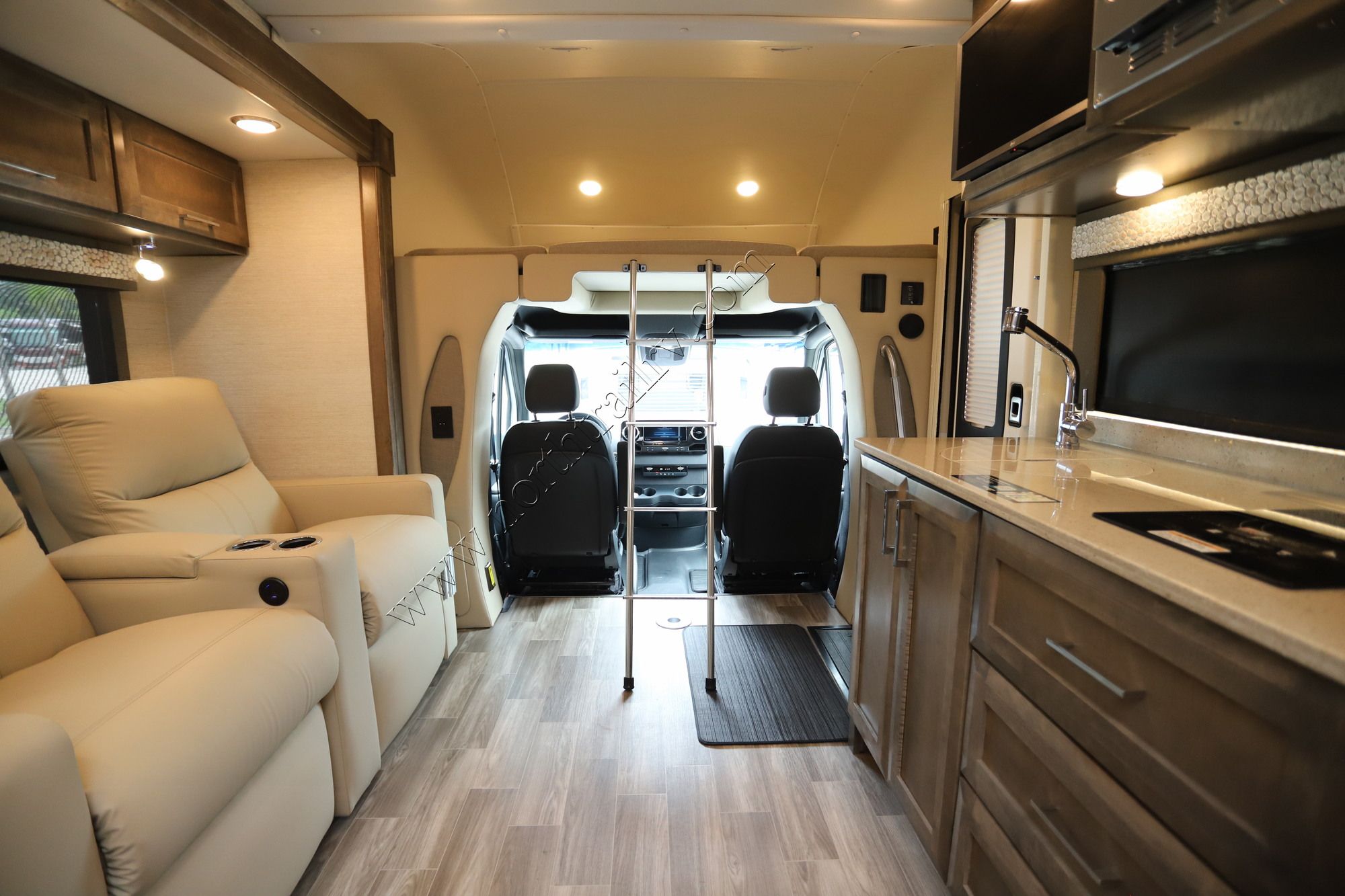 New 2023 Tiffin Motor Homes Wayfarer 25RW Class C  For Sale