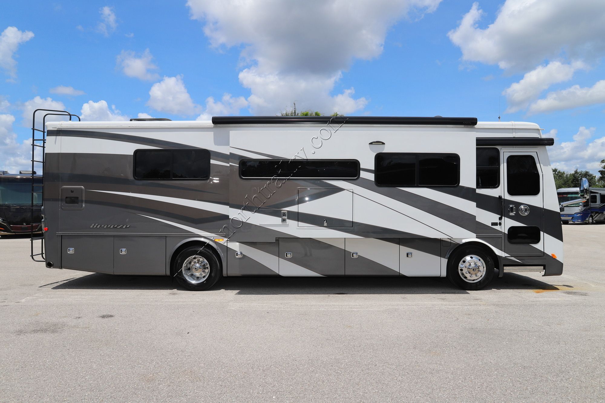 Used 2022 Tiffin Motor Homes Breeze 33BR Class A  For Sale