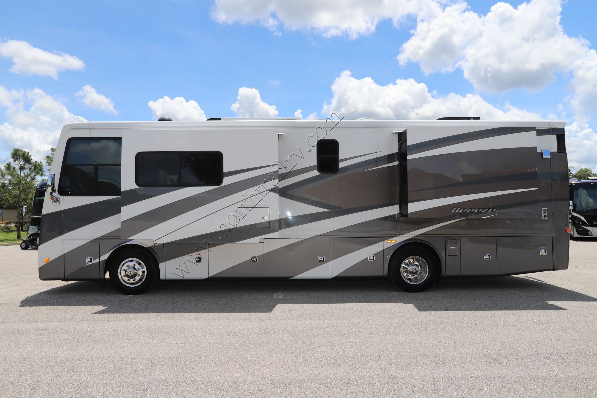 Used 2022 Tiffin Motor Homes Breeze 33BR Class A  For Sale