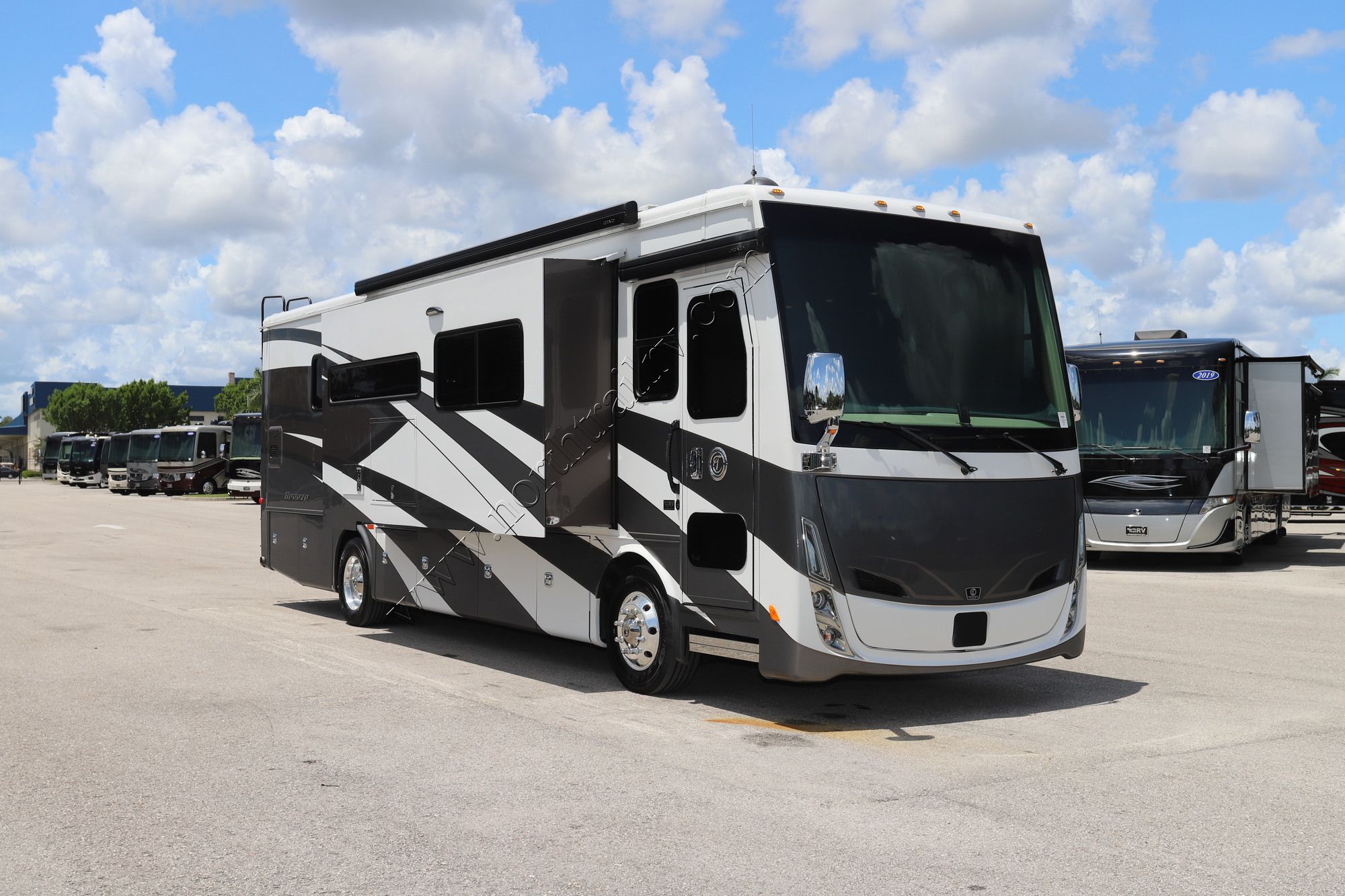 Used 2022 Tiffin Motor Homes Breeze 33BR Class A  For Sale