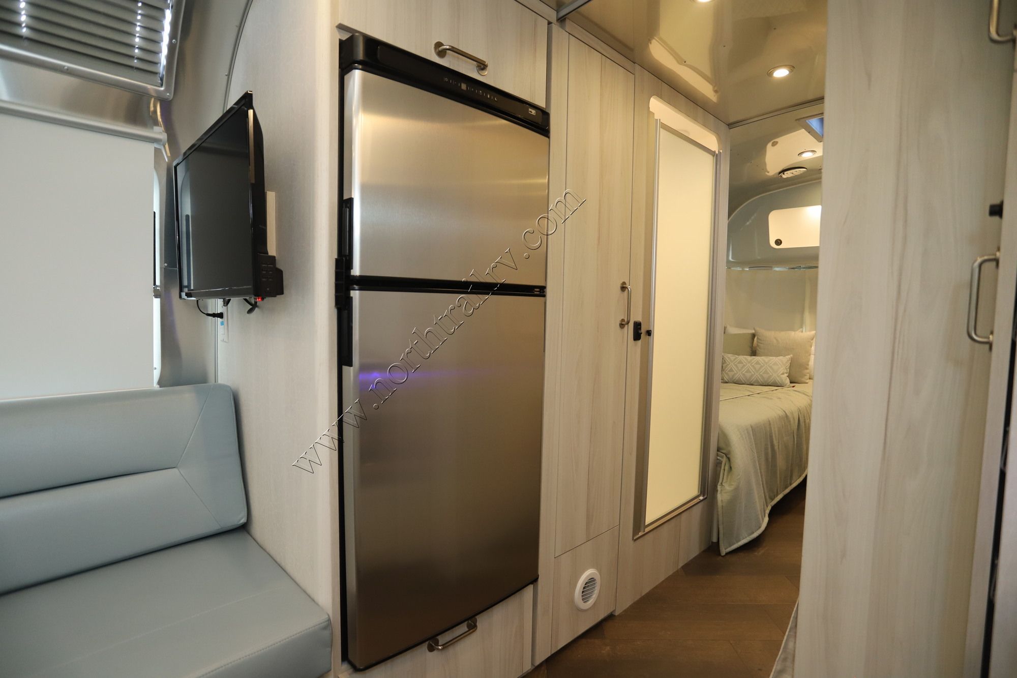 New 2022 Airstream International 25FB Travel Trailer  For Sale