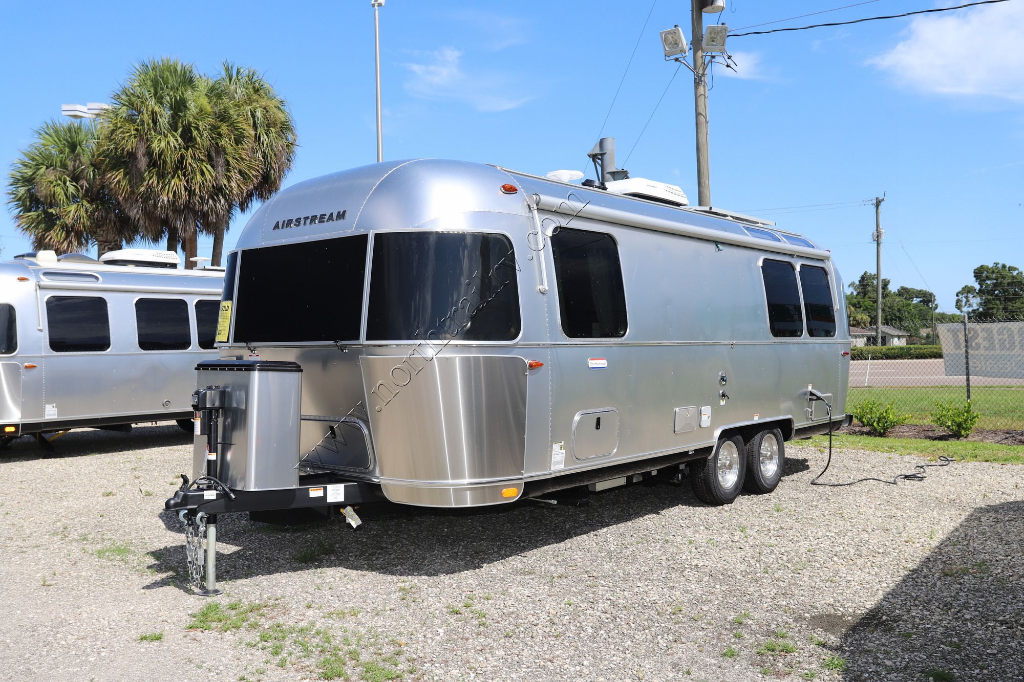 New 2022 Airstream International 25FB Travel Trailer  For Sale