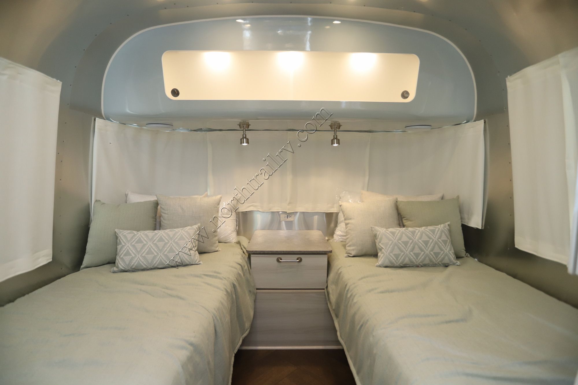 New 2022 Airstream International 25FB Travel Trailer  For Sale