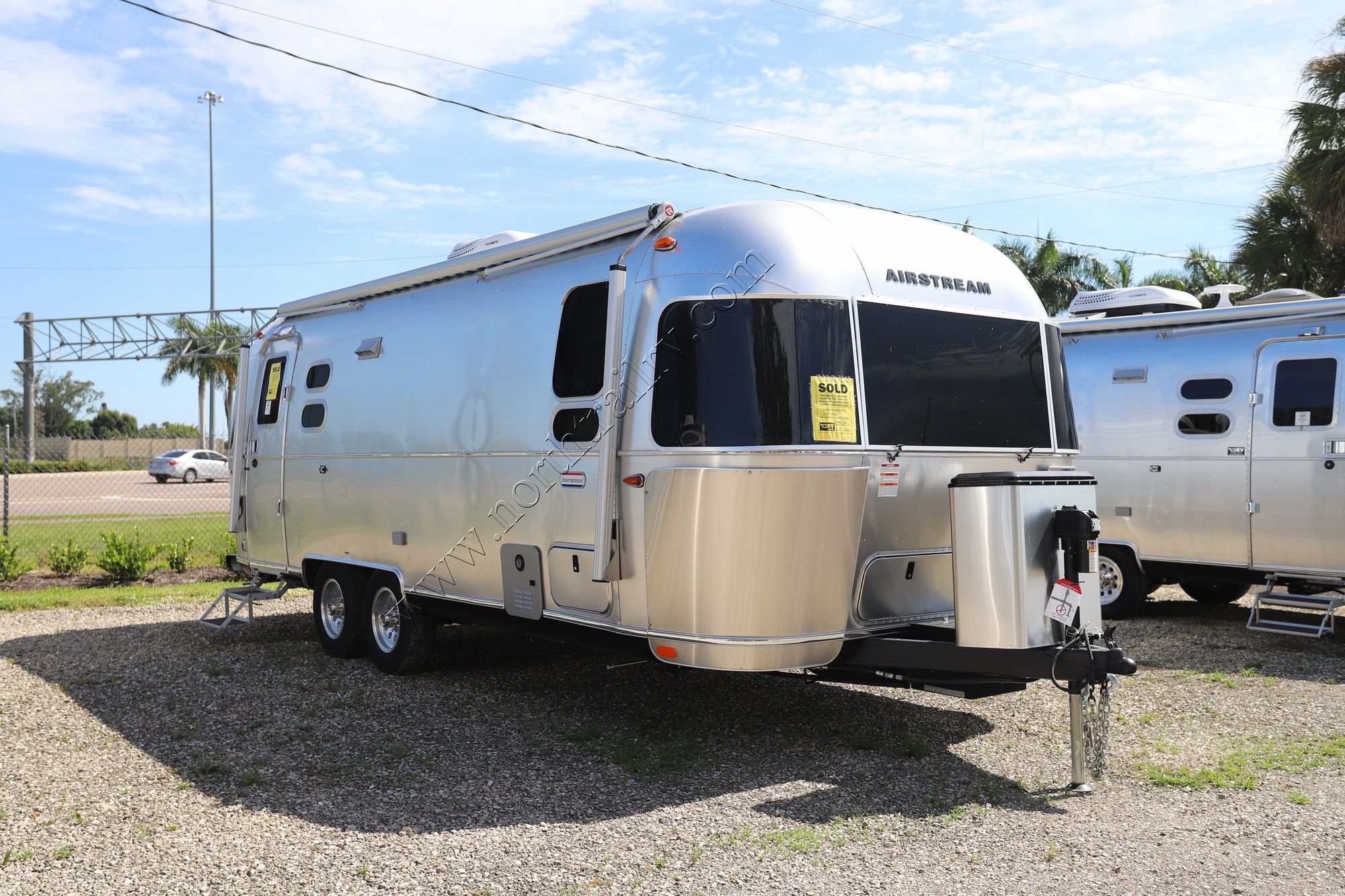 New 2022 Airstream International 25FB Travel Trailer  For Sale