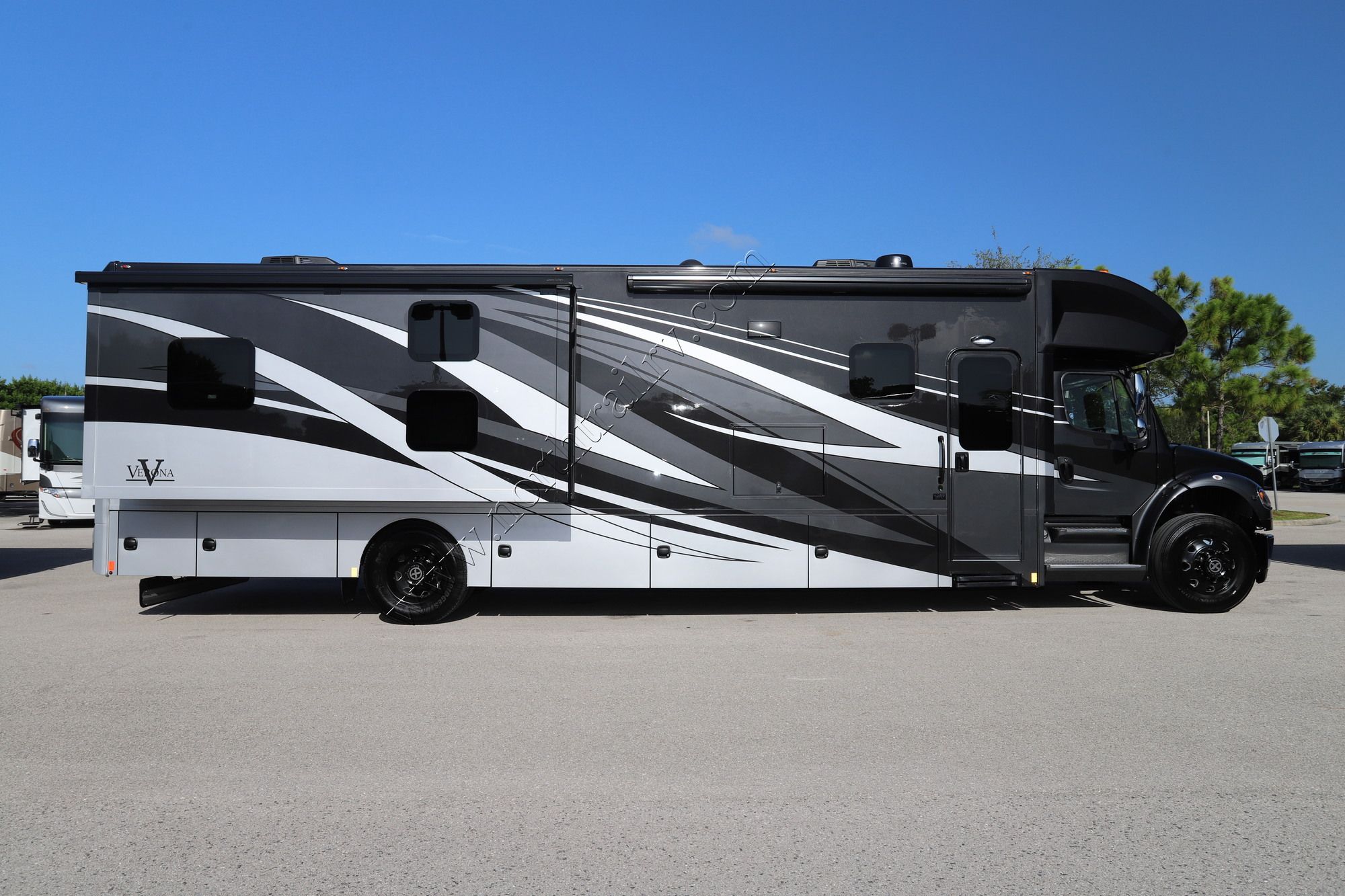 New 2023 Renegade Rv Verona 40VBH Super C  For Sale