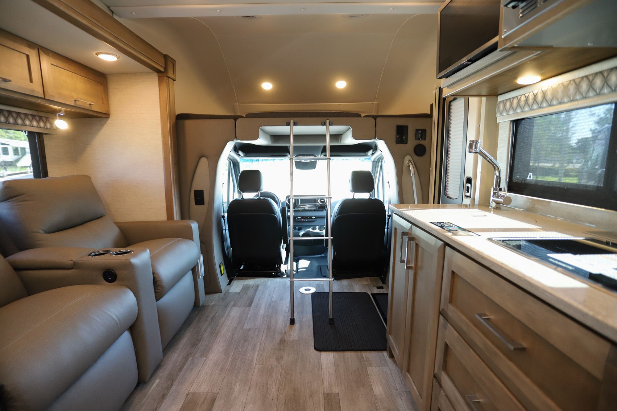 New 2023 Tiffin Motor Homes Wayfarer 25RW Class C  For Sale