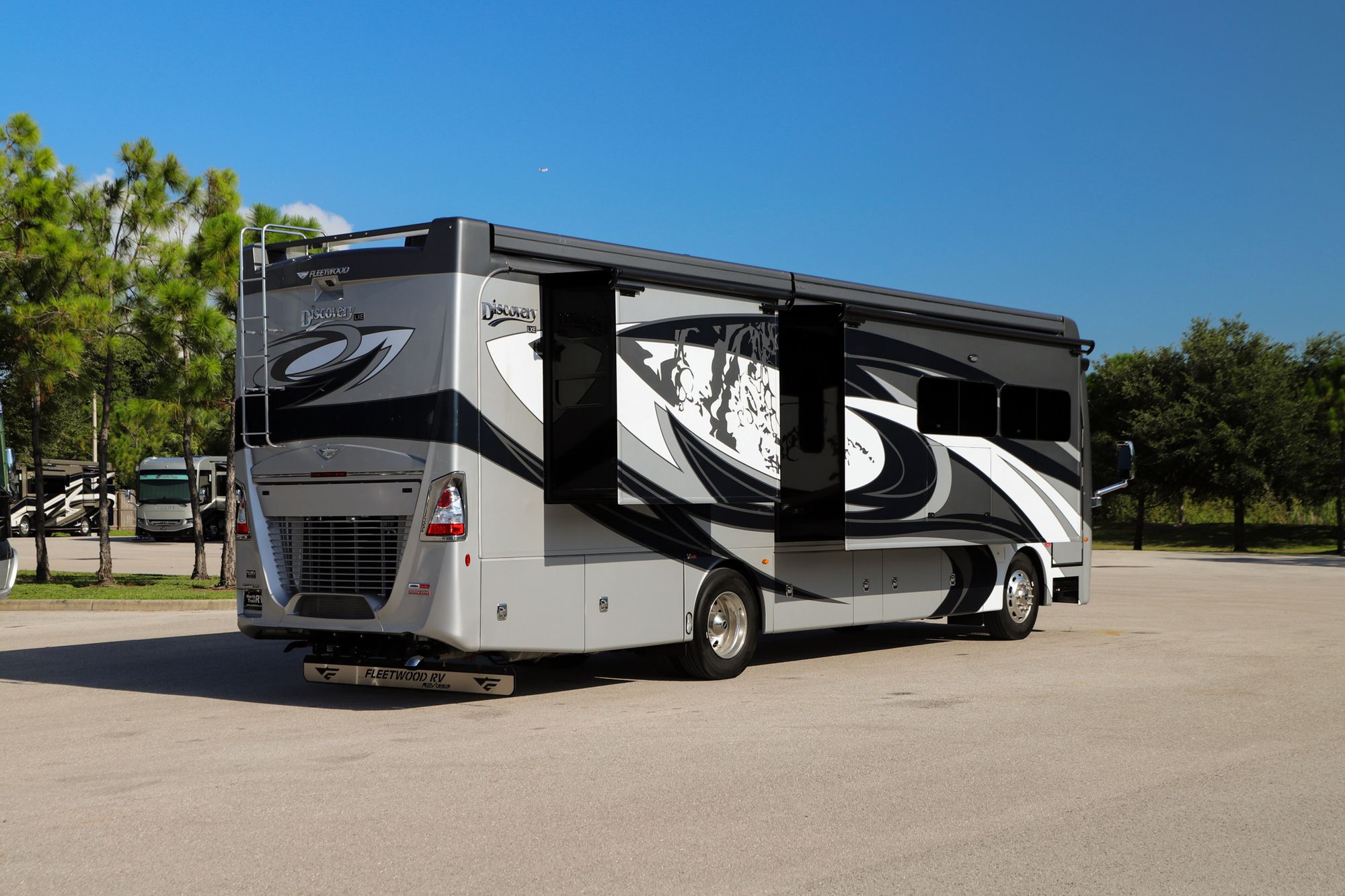 Used 2022 Fleetwood Discovery Lxe 36HQ Class A  For Sale