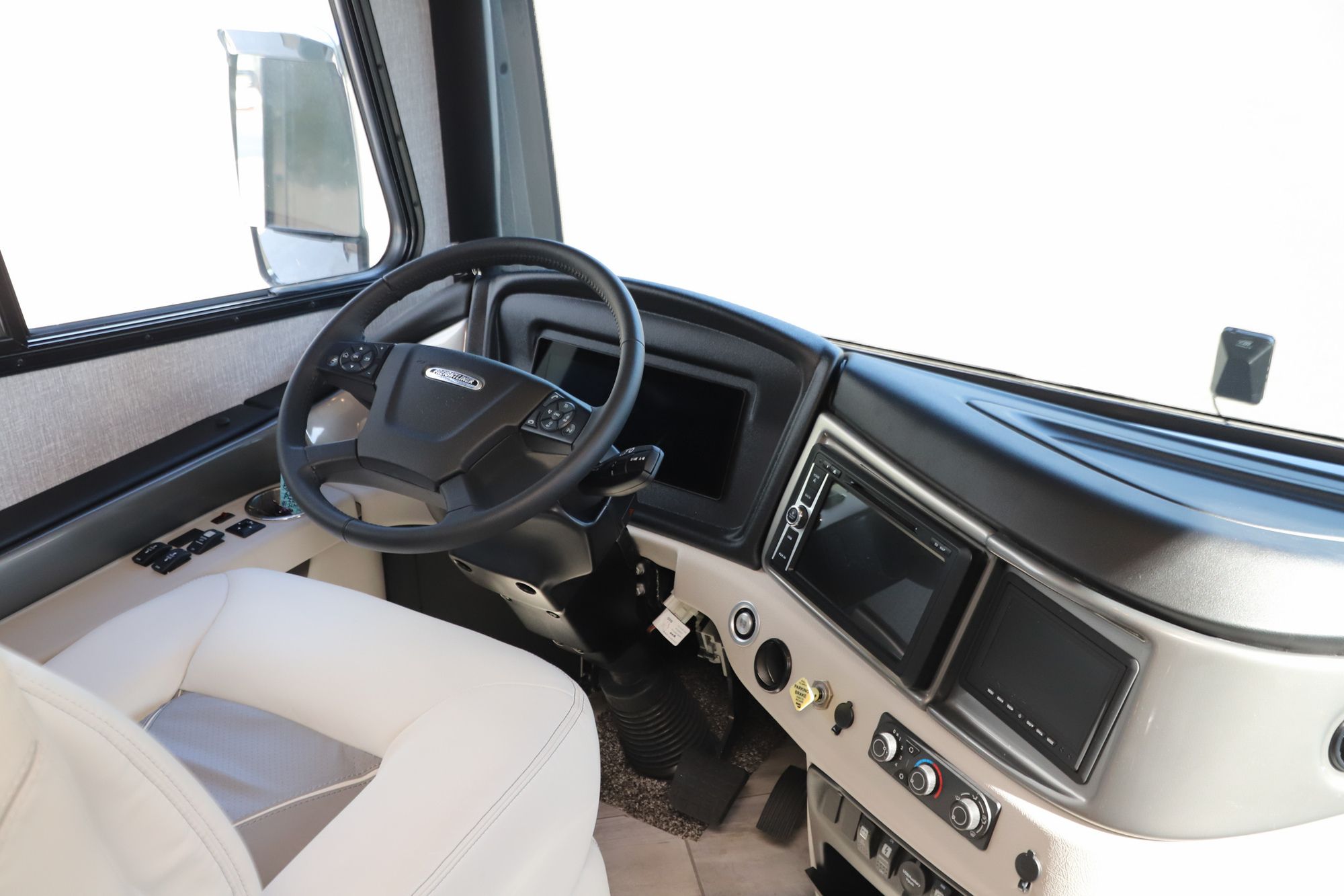 Used 2022 Fleetwood Discovery Lxe 36HQ Class A  For Sale