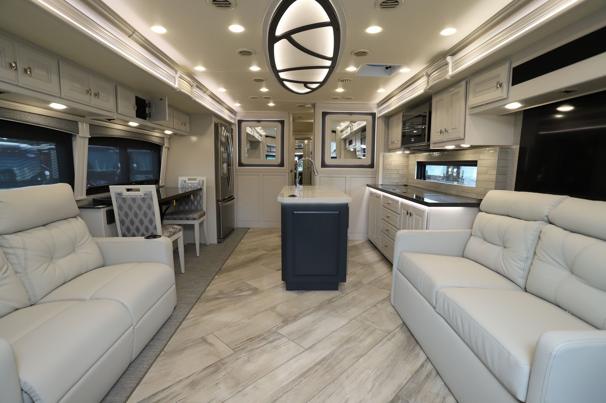 Used 2022 Fleetwood Discovery Lxe 36HQ Class A  For Sale