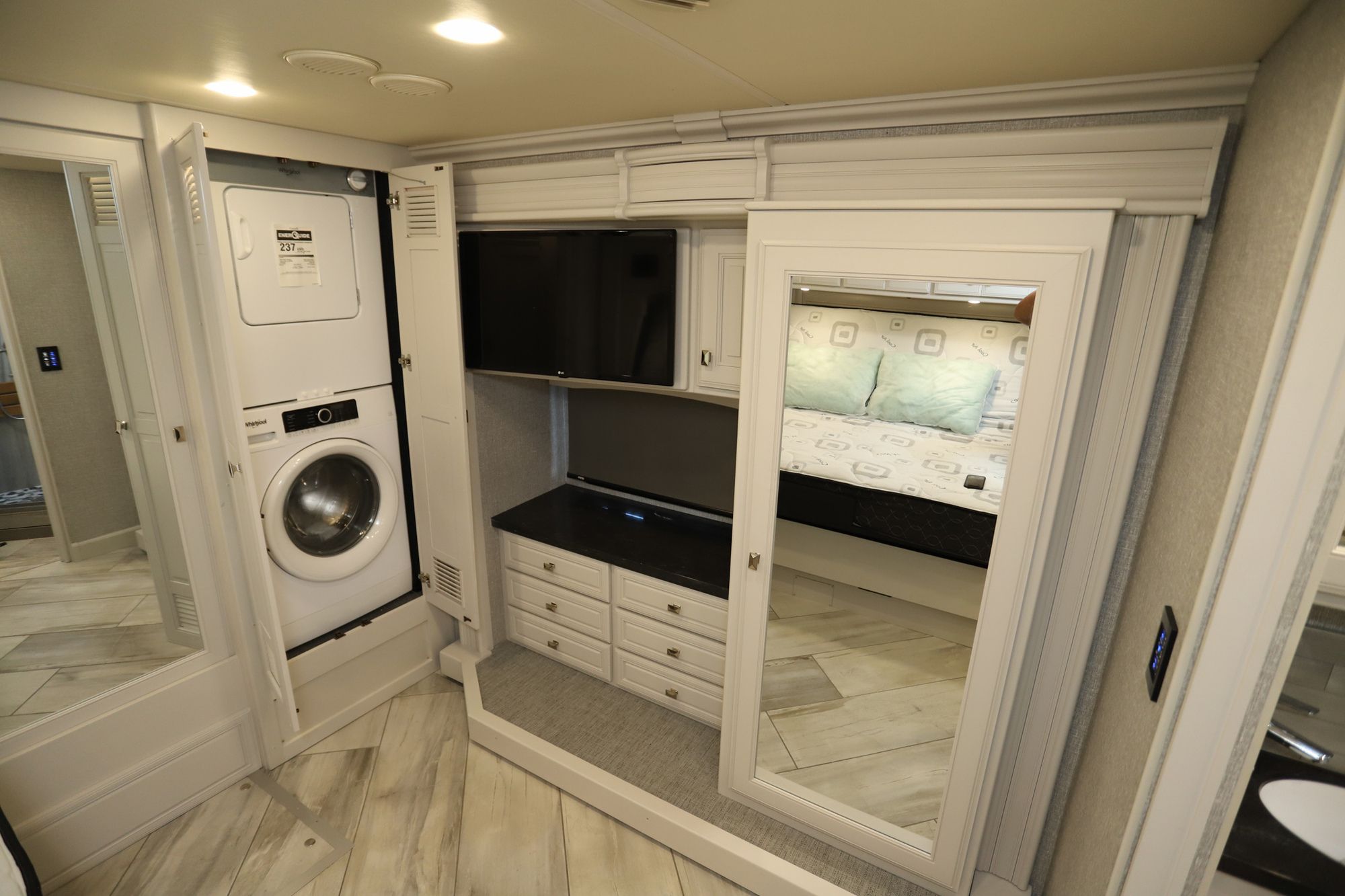 Used 2022 Fleetwood Discovery Lxe 36HQ Class A  For Sale