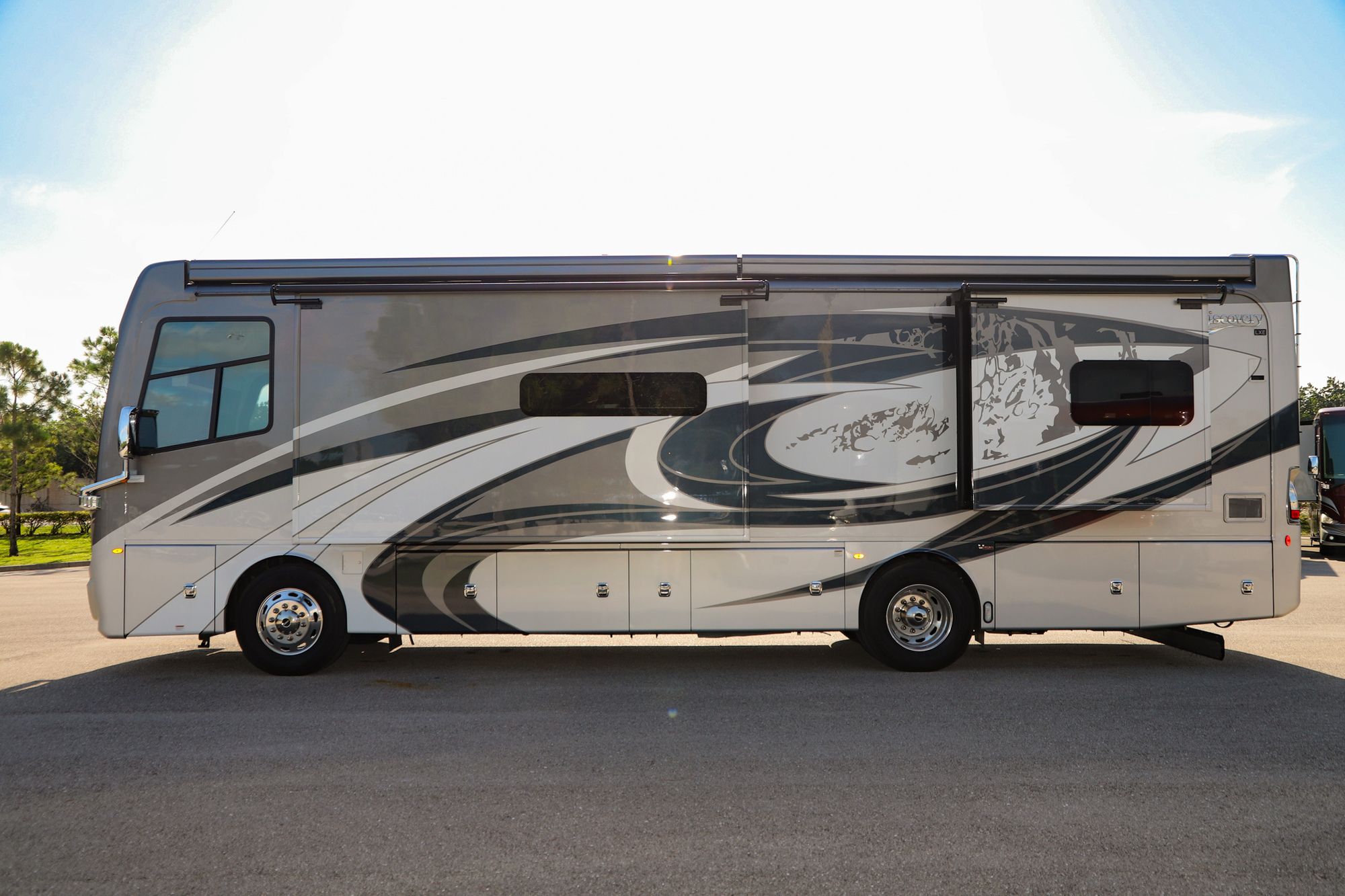 Used 2022 Fleetwood Discovery Lxe 36HQ Class A  For Sale