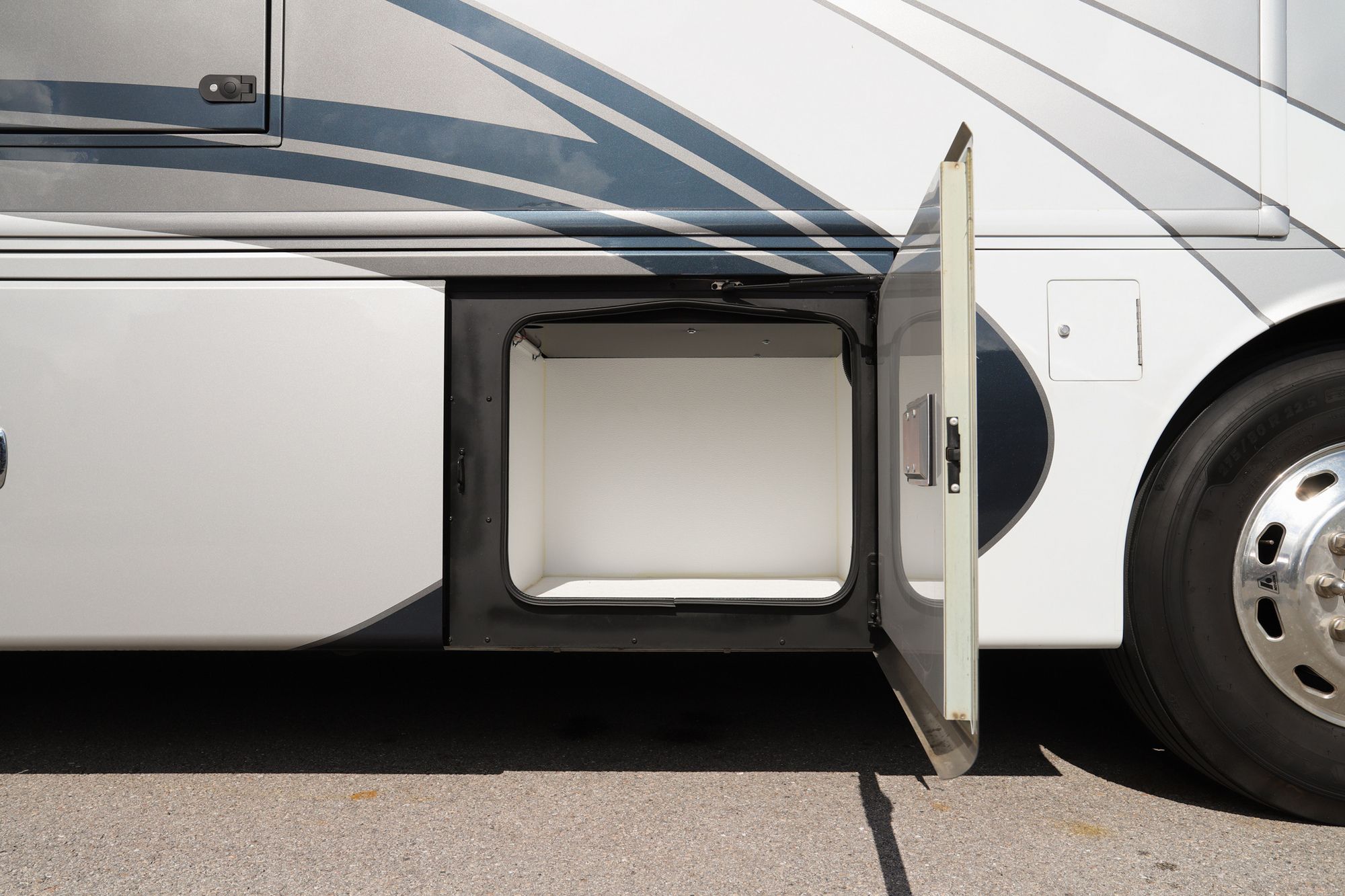 Used 2022 Fleetwood Discovery Lxe 36HQ Class A  For Sale