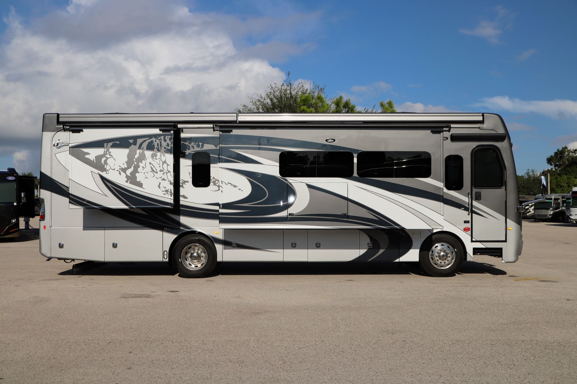 Used 2022 Fleetwood Discovery Lxe 36HQ Class A  For Sale