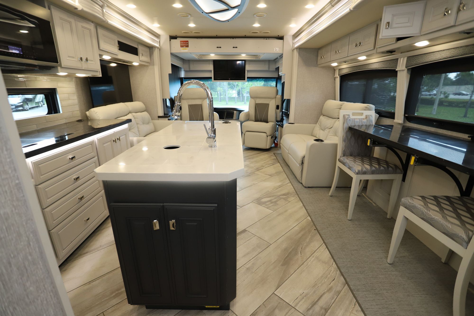 Used 2022 Fleetwood Discovery Lxe 36HQ Class A  For Sale